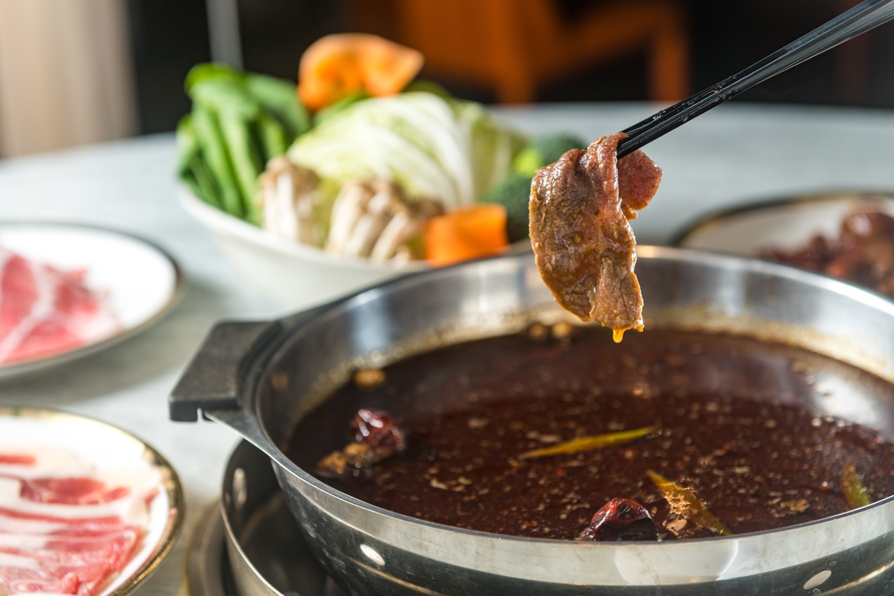 到「芳朵法式麻辣鍋」用餐，只要亮出紙本或是數位認證的5倍券，就能直接獲贈主廚祕製小菜和飲料。