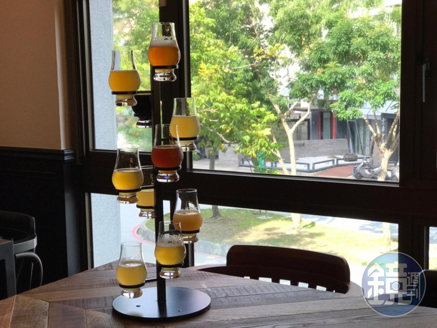 有如桌上摩天輪的「啤酒塔」,一次可以暢飲10款口味。