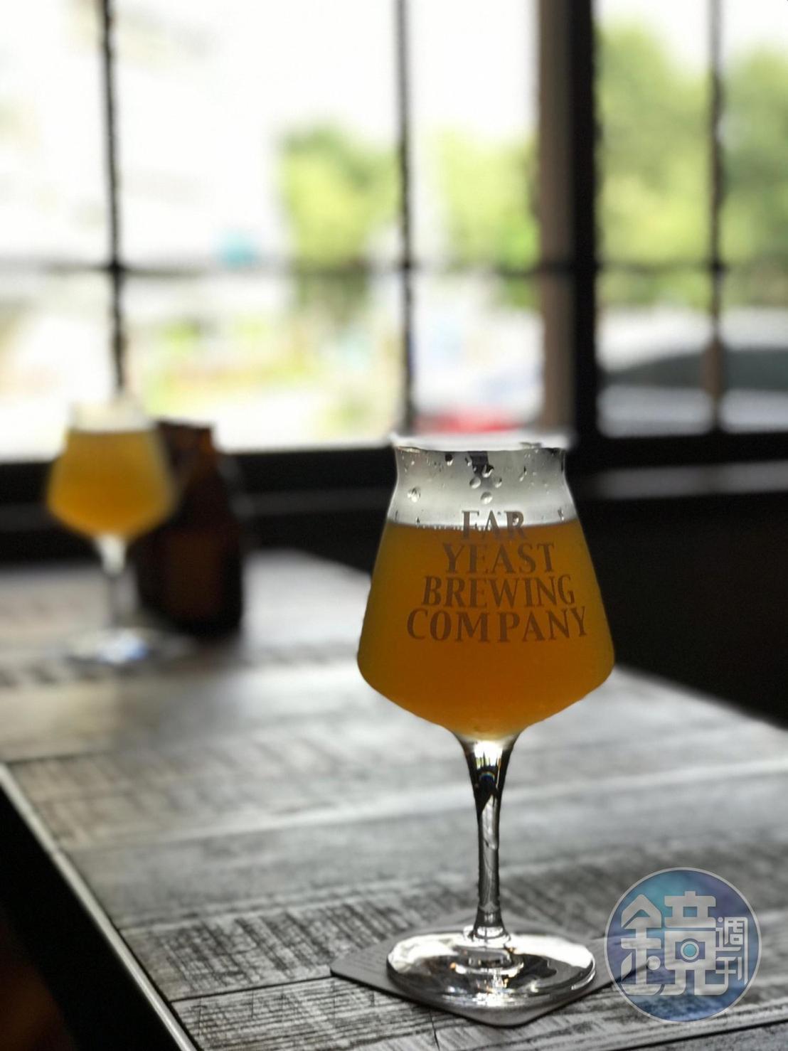 台灣精釀啤酒品牌「UGLY HALF BEER 酉鬼啤酒」和「Far Yeast Brewing 株式会社」強強聯手推出「柚子沙瓦 Hazy IPA」,風味清亮酸津。