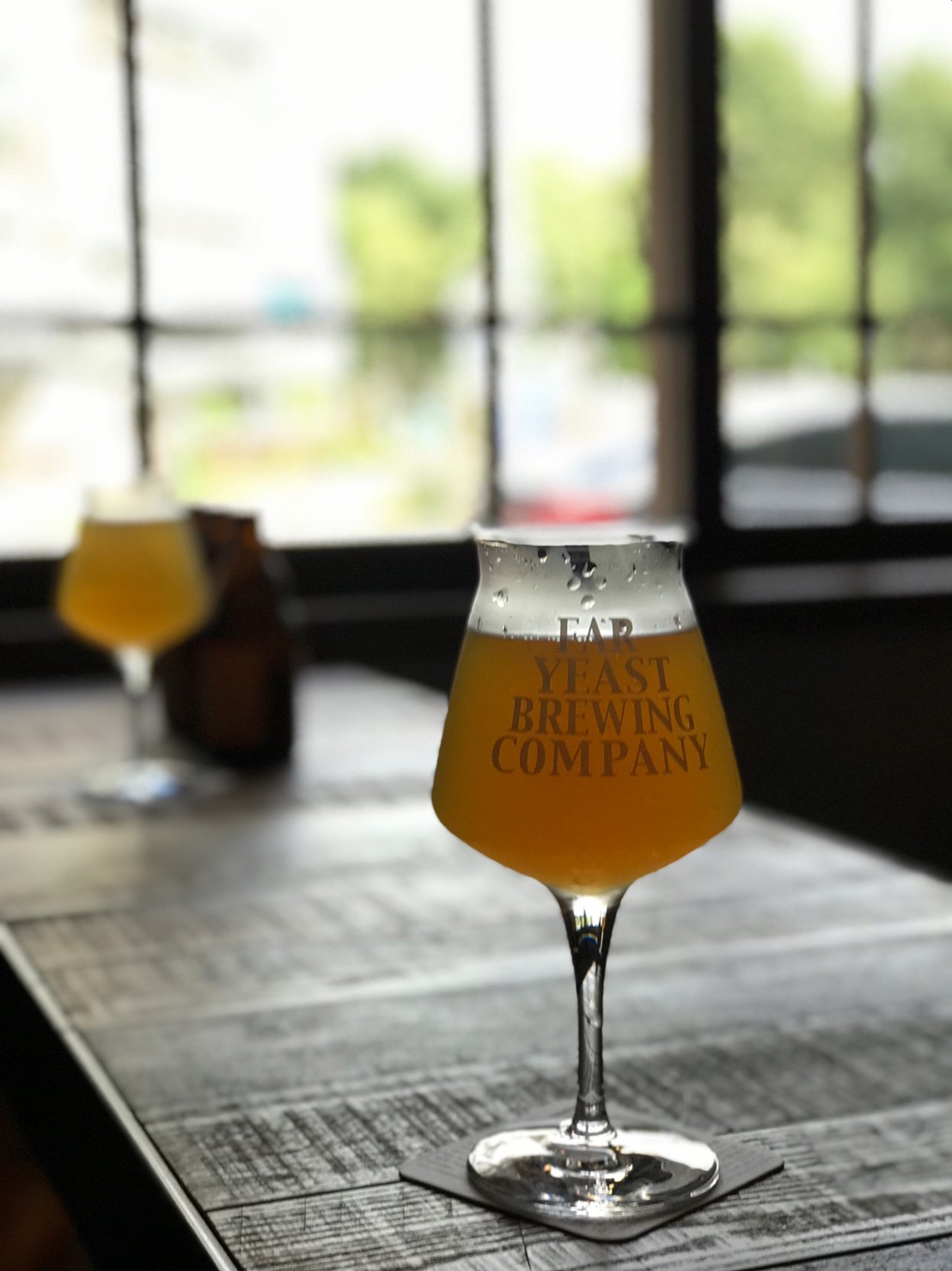 台灣精釀啤酒品牌「UGLY HALF BEER 酉鬼啤酒」和「Far Yeast Brewing 株式会社」強強聯手推出「柚子沙瓦 Hazy IPA」，風味清亮酸津。