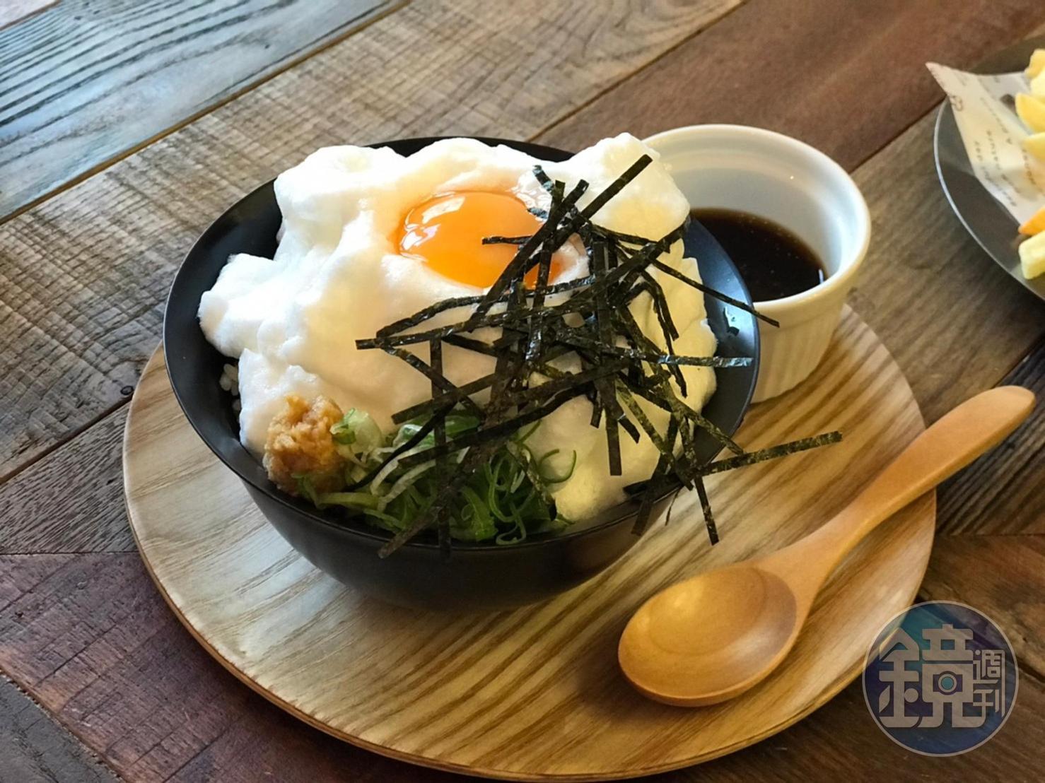 「雲蛋TKG(特製醬油)」以平民美食TKG生蛋拌飯為概念,打發蛋白到有如雲朵蓬鬆,再覆蓋飯上。(100元/份)