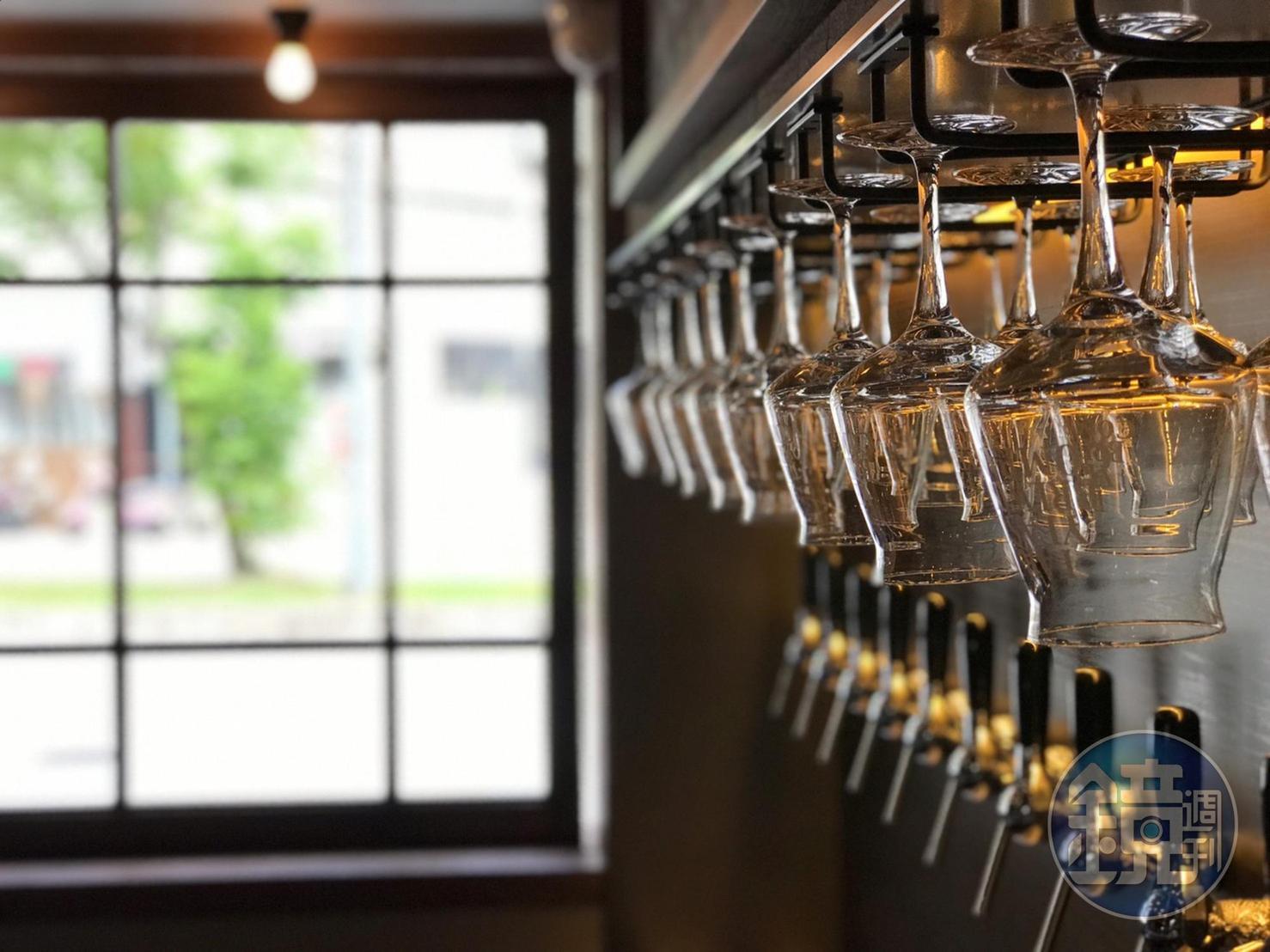 在「源流台灣精釀啤酒餐酒館(Far Yeast Taiwan Craftbeer Gastropub)」,可以透過Tap Beer拉霸型態,喝到Far Yeast源流、KAGUA馨和等多樣酒款。