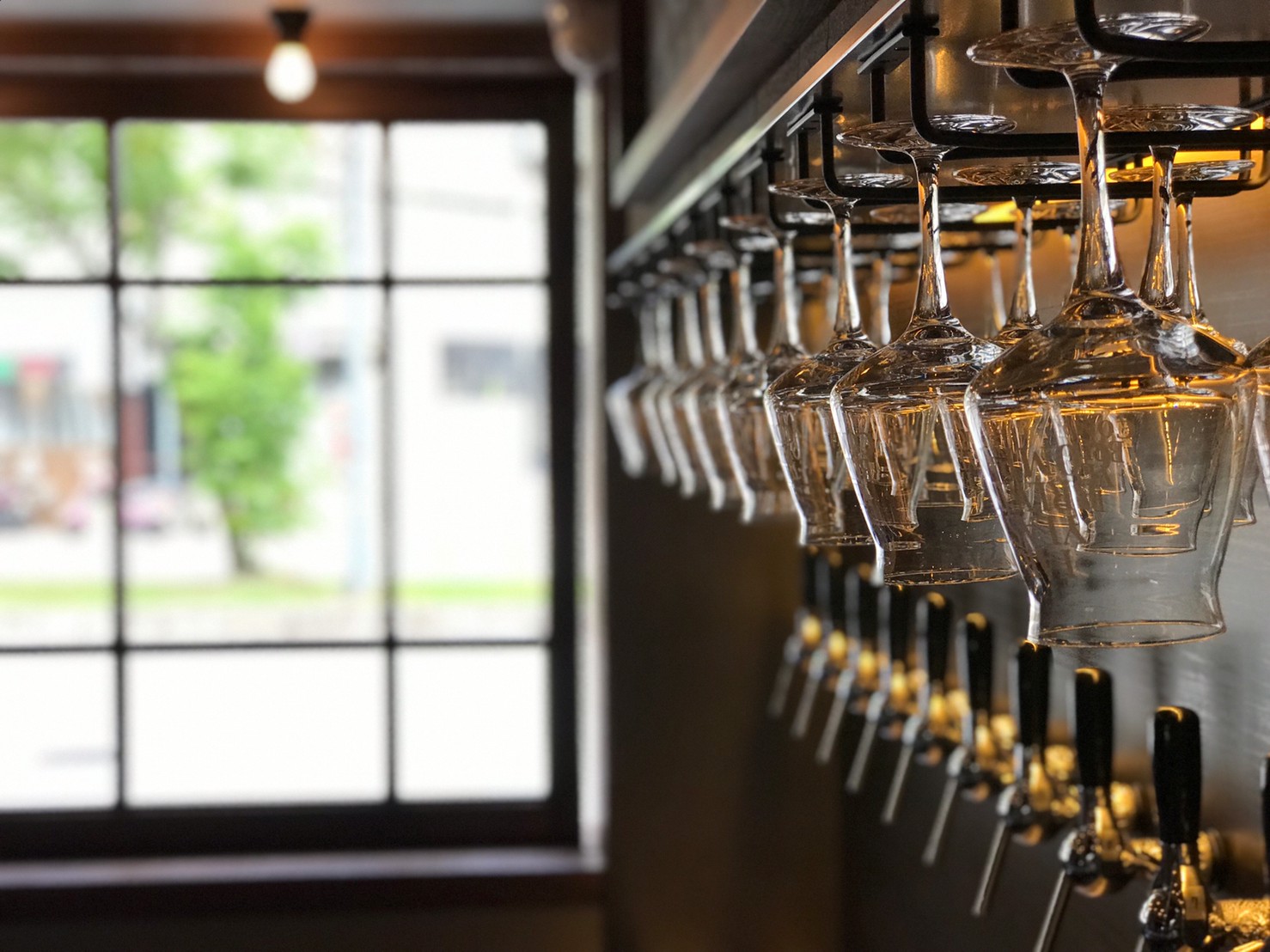 在「源流台灣精釀啤酒餐酒館（Far Yeast Taiwan Craftbeer Gastropub）」，可以透過Tap Beer拉霸型態，喝到Far Yeast源流、KAGUA馨和等多樣酒款。