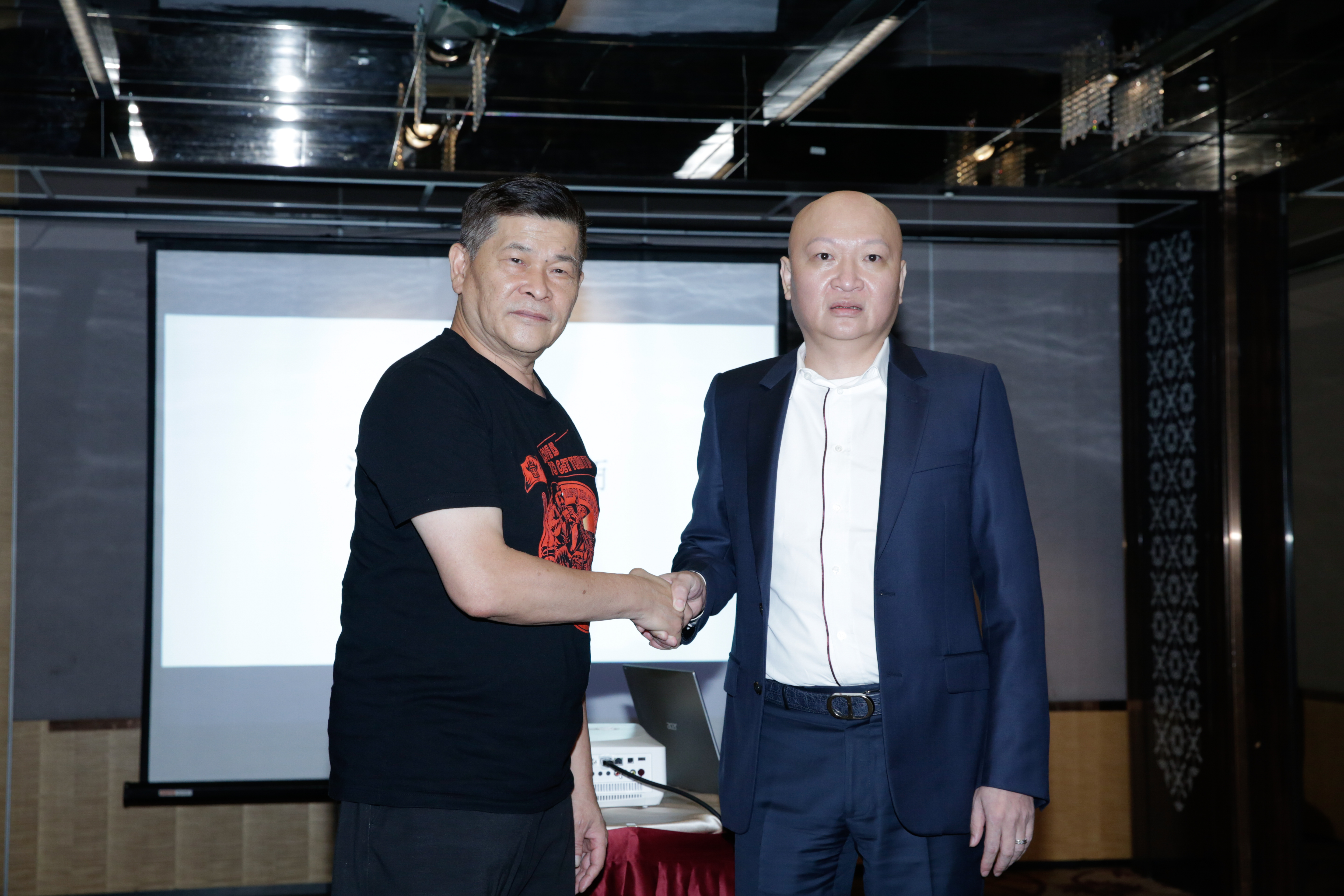 澎恰恰和林董今天在飯店召開債務協商會議。