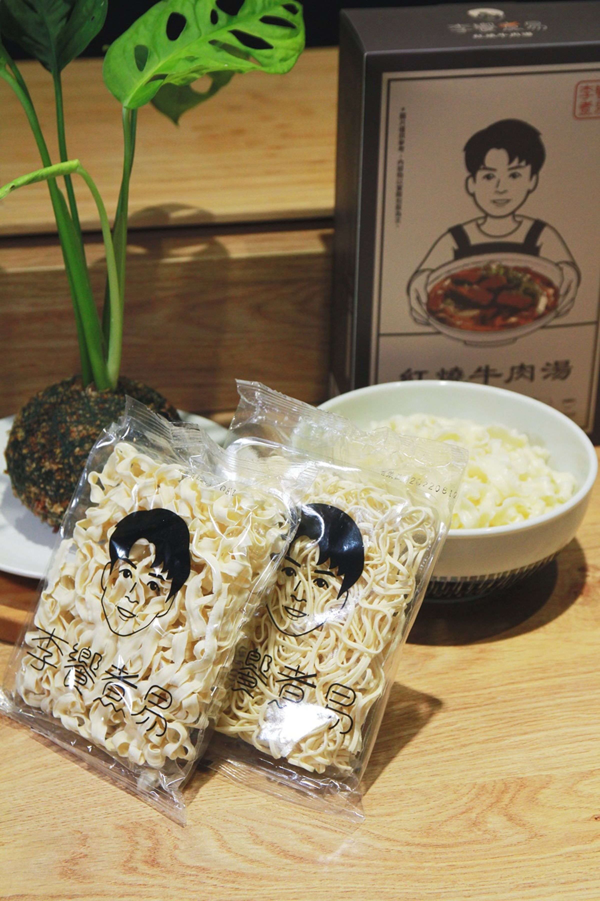 光是「紅燒牛肉湯」就有寬、細兩種麵條可搭配加購，皆為嚴選台南日曬關廟麵。（優惠加購價25元／包）