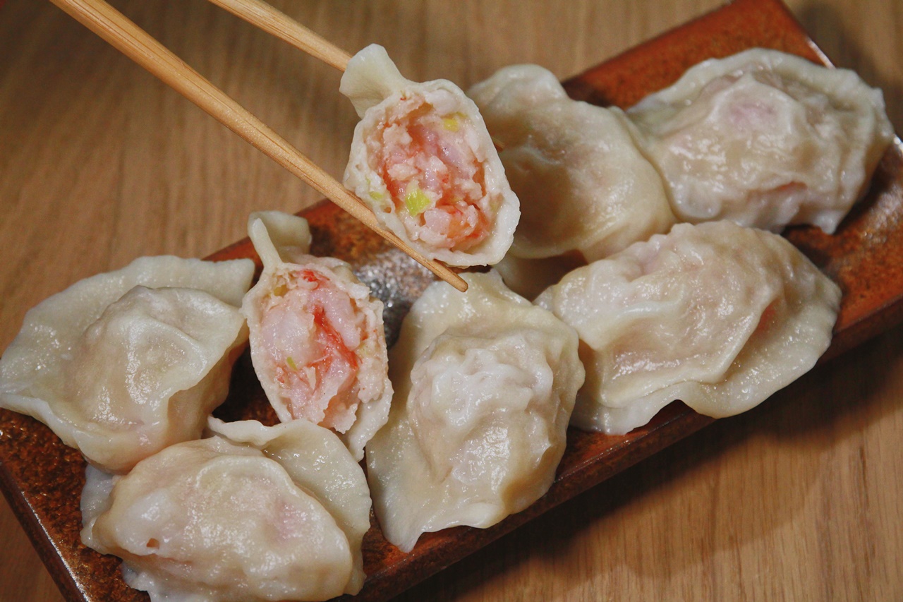 「蝦味鮮蝦餃」蒸、煮、煎皆宜，才開放預購，就創下3小時賣出3萬顆的佳績。（300元／盒）