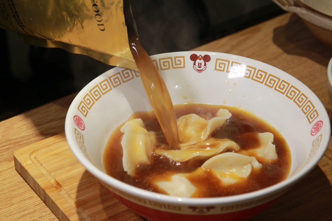 「李饗煮易」推出的料理都是混搭派，「紅燒牛肉湯」搭麵配餃開心就好。 