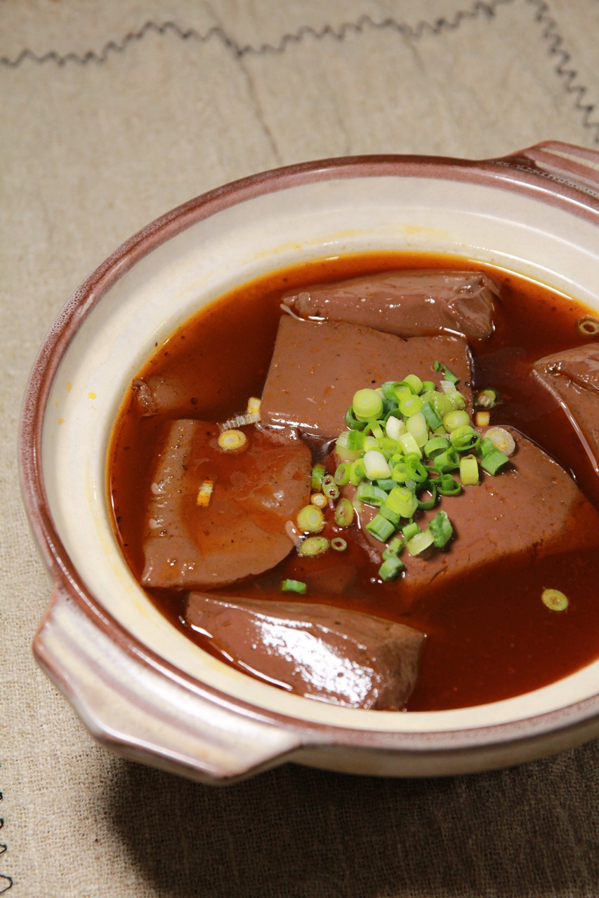 多汁辛嫩、香辣入味的「貴妃麻辣鴨血」超下飯（330元／盒）。