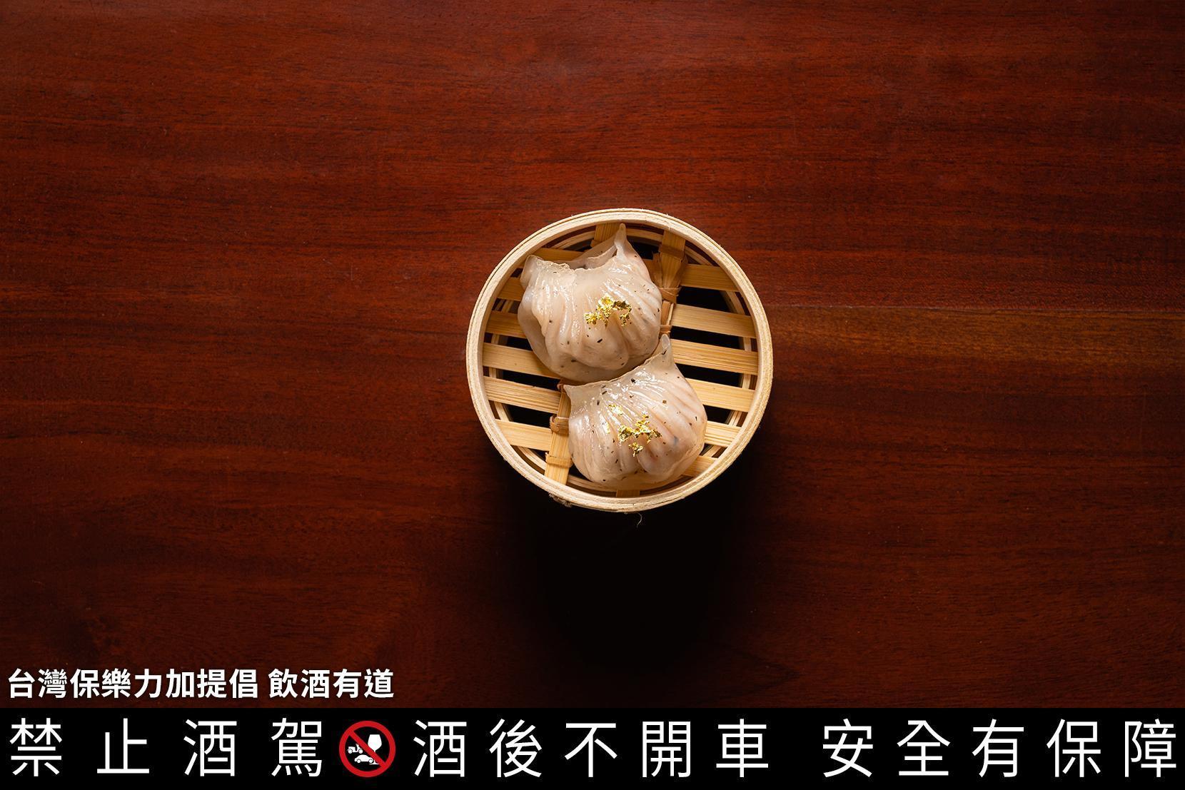 有著透亮外皮的「黑松露蝦餃」加上金箔妝點更顯奢華,黑松露的香氣與.馬爹利名仕干邑白蘭地木質調尾韻十分契合。