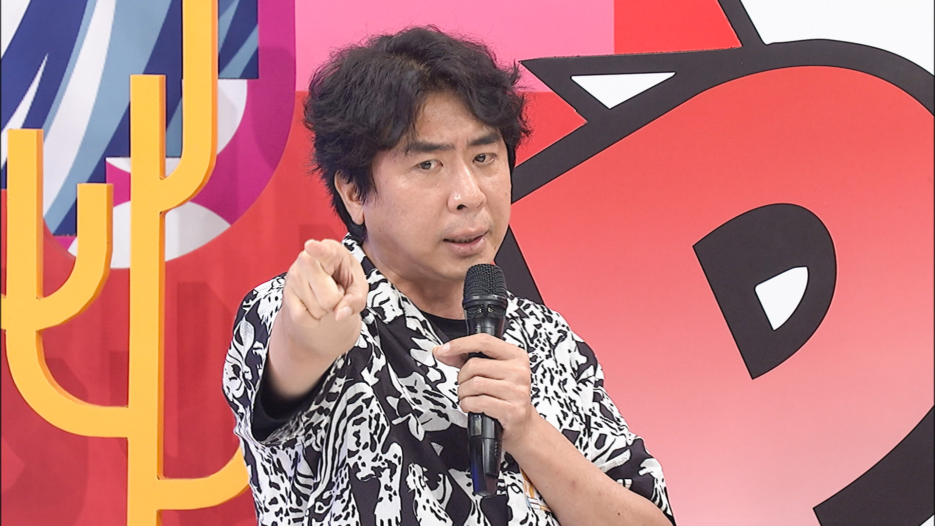 梁賀群當節目製作人時，曾把Selina電到臉部、雙手麻痺，一度在鏡頭前落淚。（中天提供）