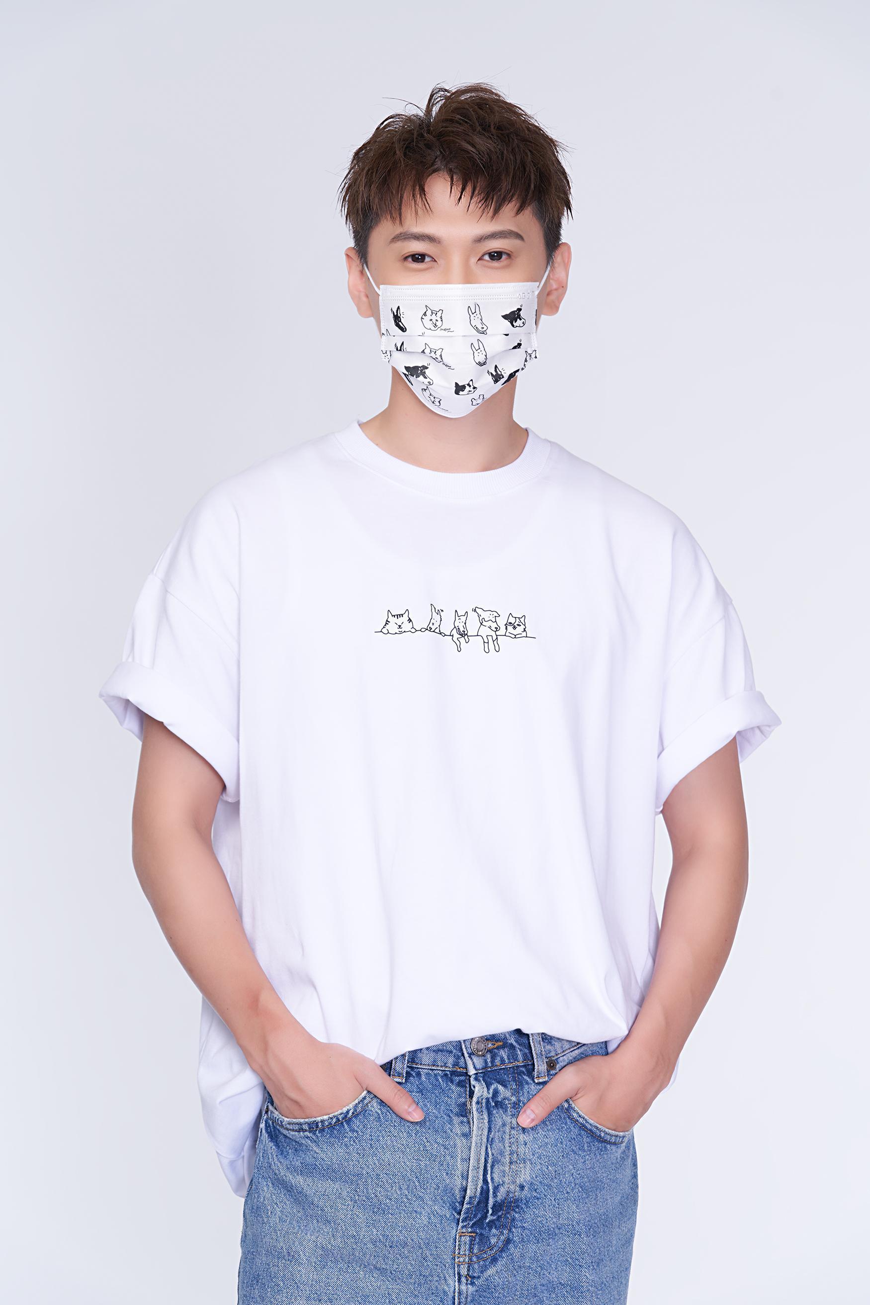 王子的弟弟邱宇辰戴上公益系列的口罩，直呼口罩可愛。（CHECK2CHECK提供）