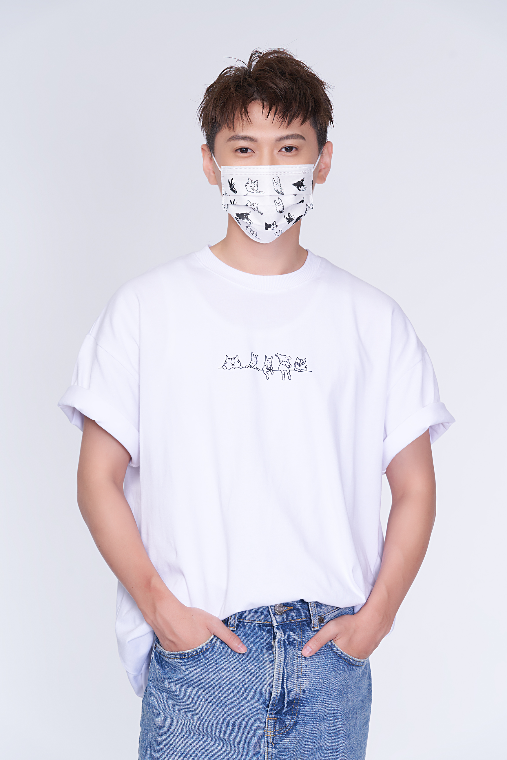 王子的弟弟邱宇辰戴上公益系列的口罩，直呼口罩可愛。（CHECK2CHECK提供）