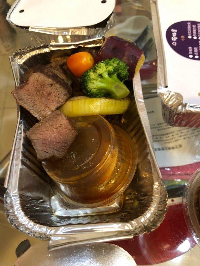 竟有一盒牛排醬整個掉入食物內，非常誇張。（翻攝自Dcard）