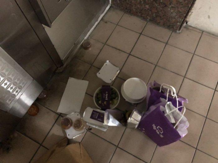 網友叫了900元的外送餐點，沒想到被外送員搞到沒東西吃。（翻攝自Dcard）