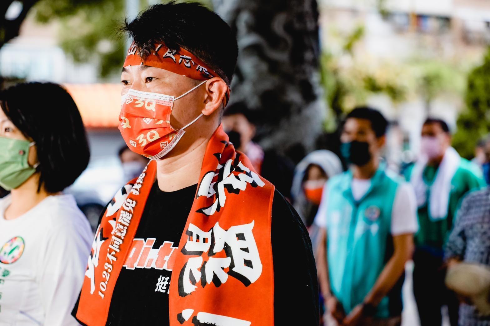 陳柏惟今日展開100小時「反惡罷」步行,爭取鄉親支持。(圖取自台灣基進)