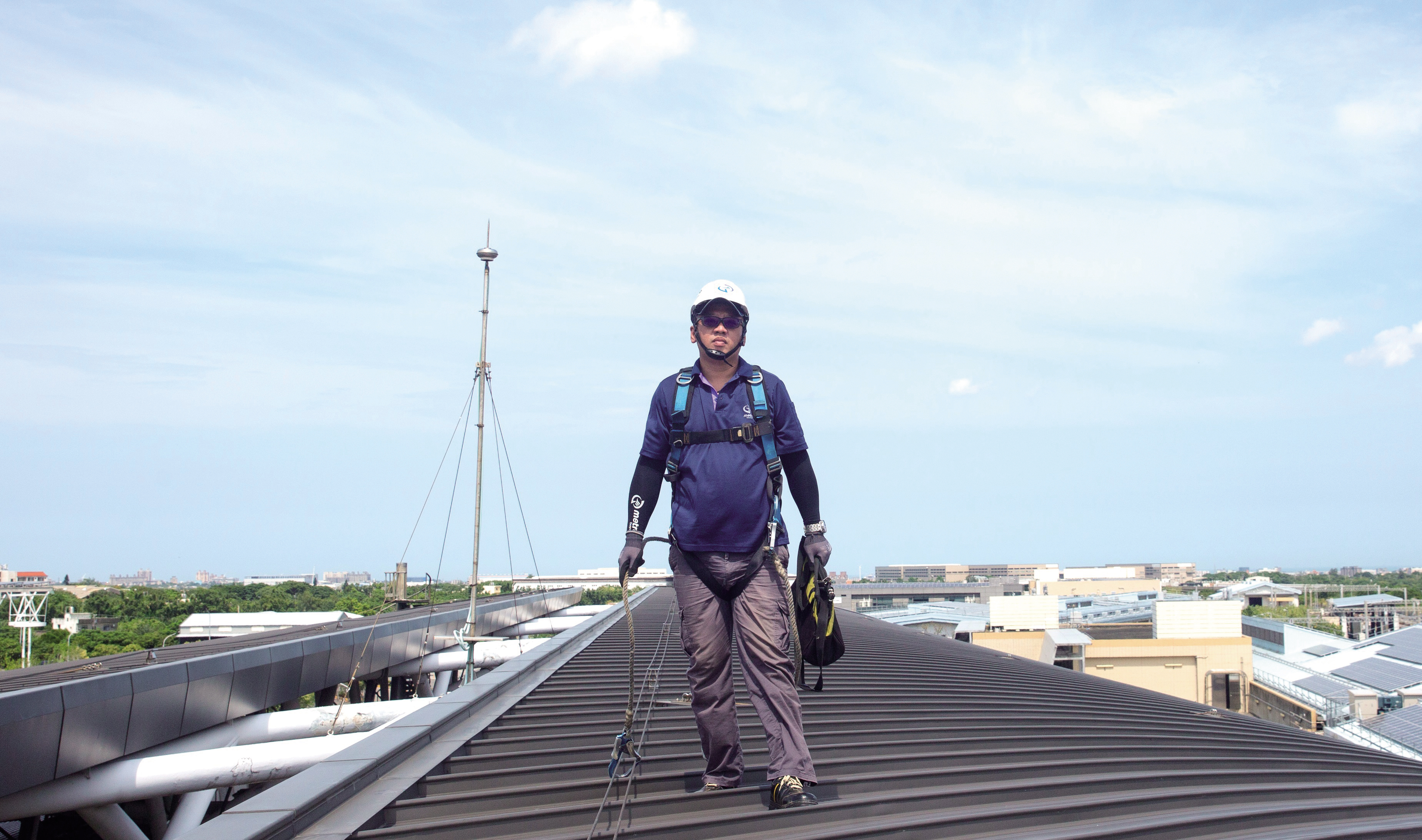 高空工作首重安全，每次都得穿著背負式安全帶，並將扣環扣在安全索上，才能進行工作。