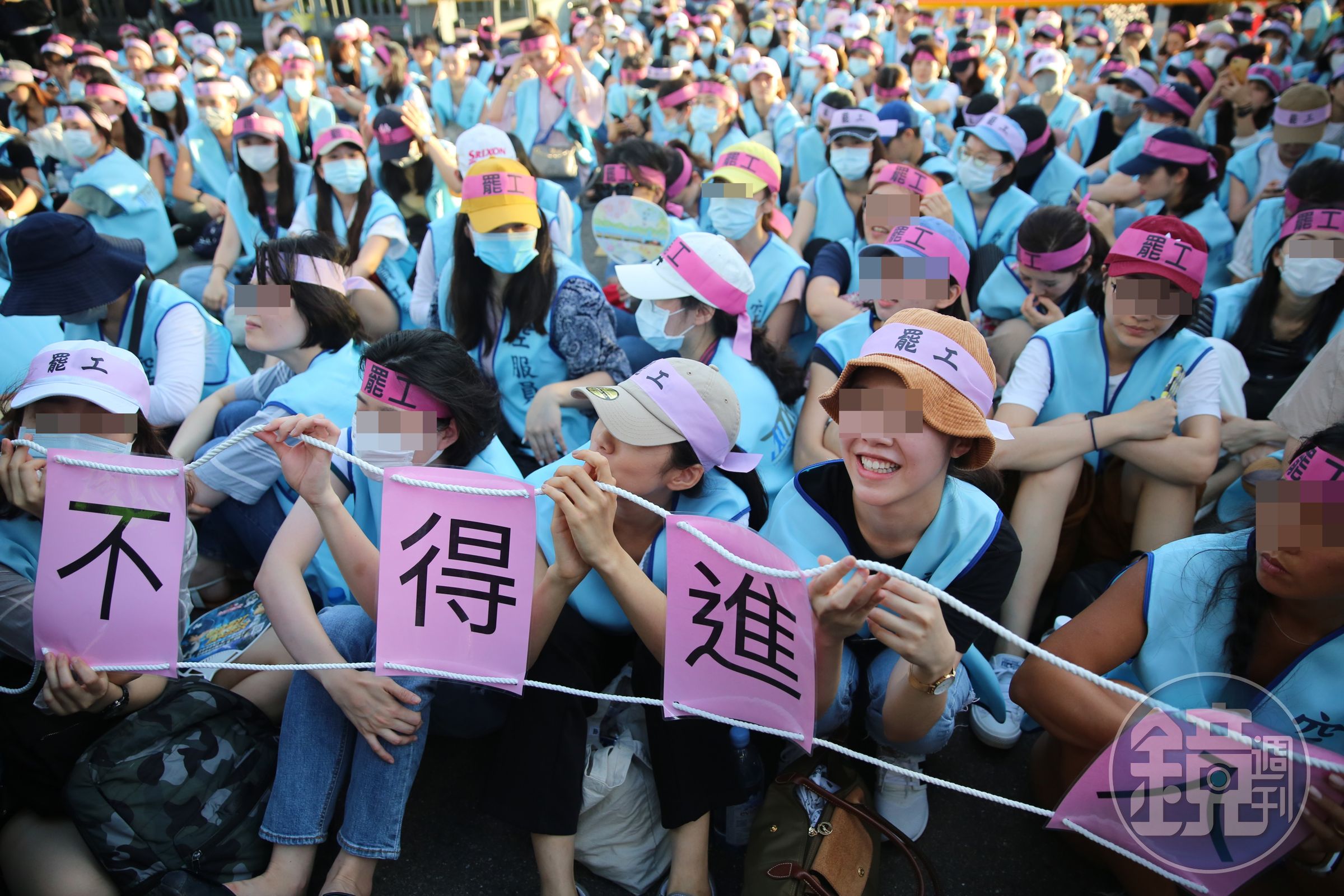 長榮空服員前年罷工期間遭攝影記者偷拍。（示意圖非當事人，本刊資料照）