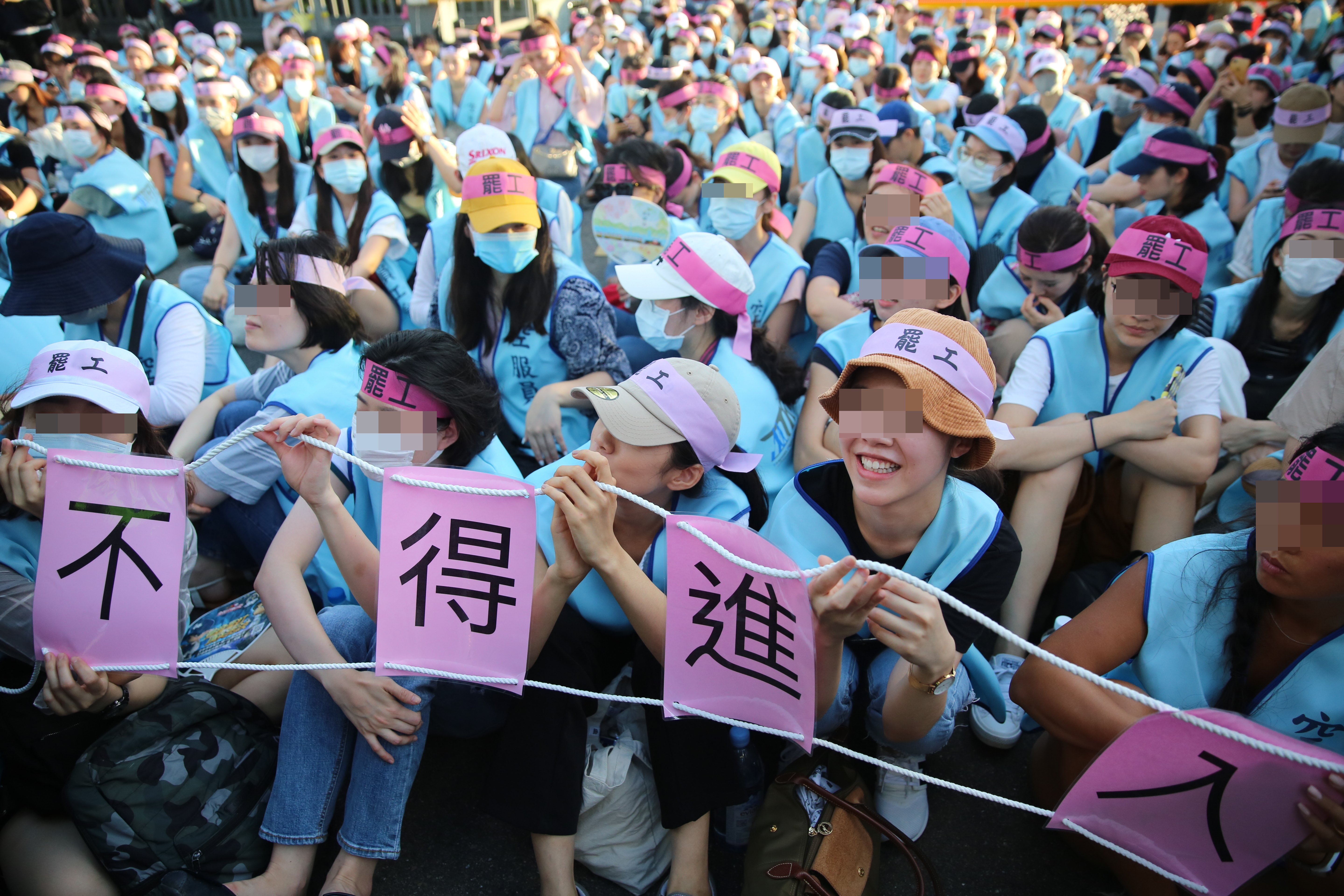 長榮空服員前年罷工期間遭攝影記者偷拍。（示意圖非當事人，本刊資料照）