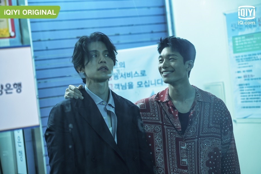 李棟旭（左）和魏嘏雋主演新劇《Bad and Crazy 瘋狂與邪惡》即將在12月開播。（愛奇藝國際站提供）