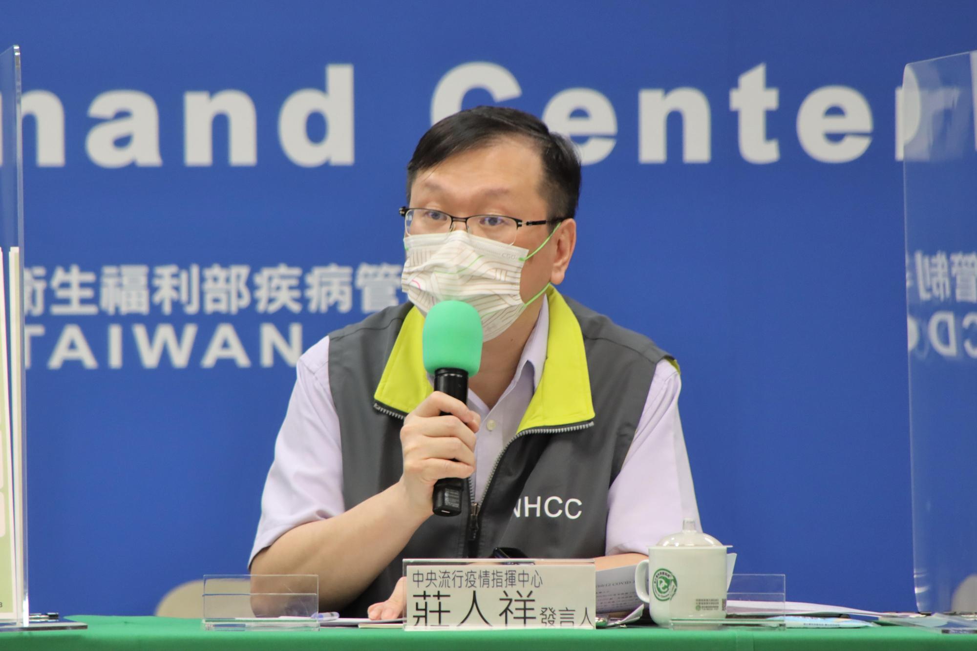莊人祥說明，接種疫苗不良通報事件。（指揮中心提供）