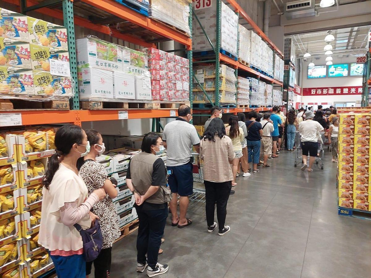 收假日當天,好市多出現為買日本進口維他命的排隊人龍。(翻攝Costco好市多 商品經驗老實說臉書)