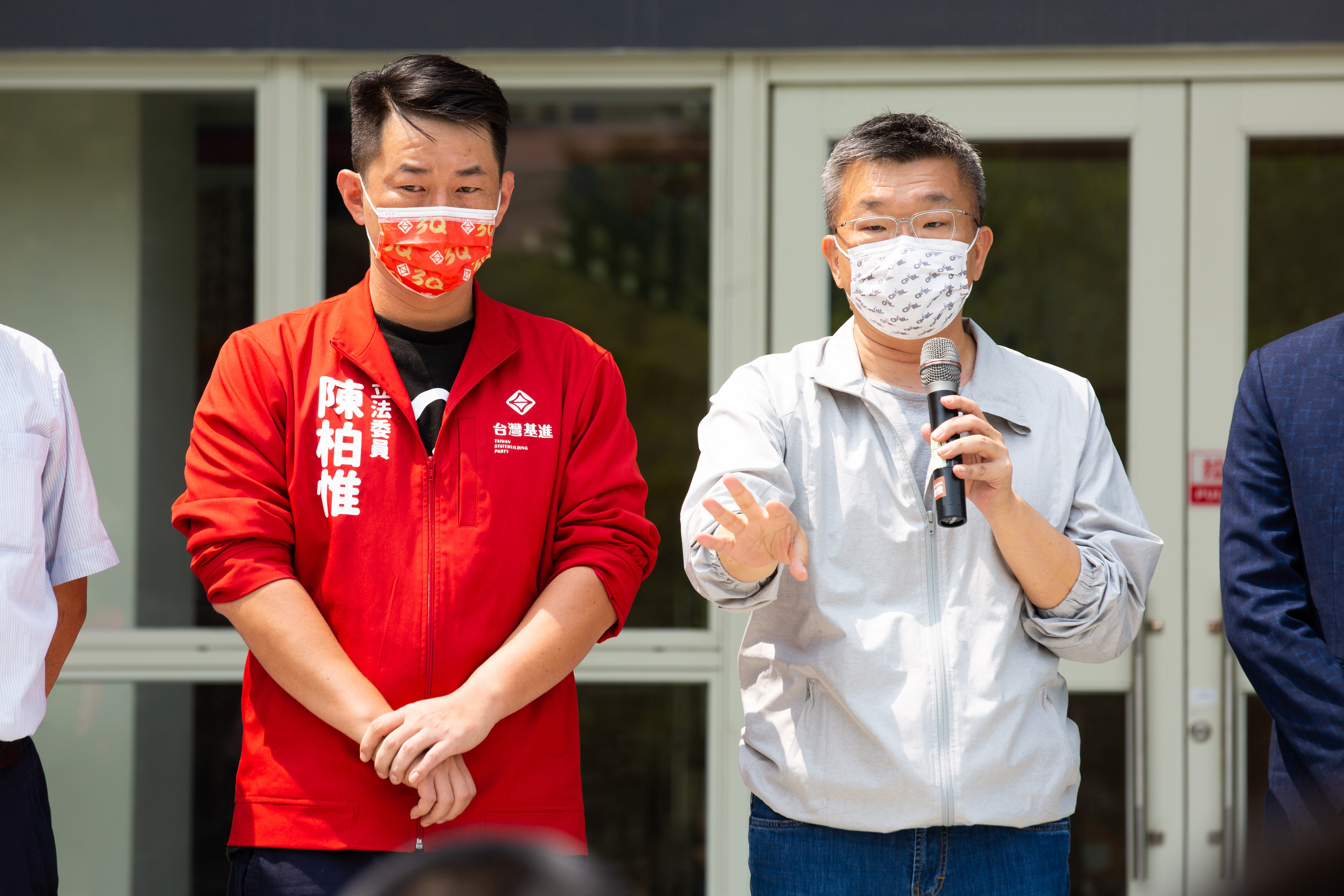 蔡其昌（右）批國民黨抹黑，解釋陳柏惟（左）是反對購買中國科興疫苗，並非反對買疫苗。（本刊資料照）