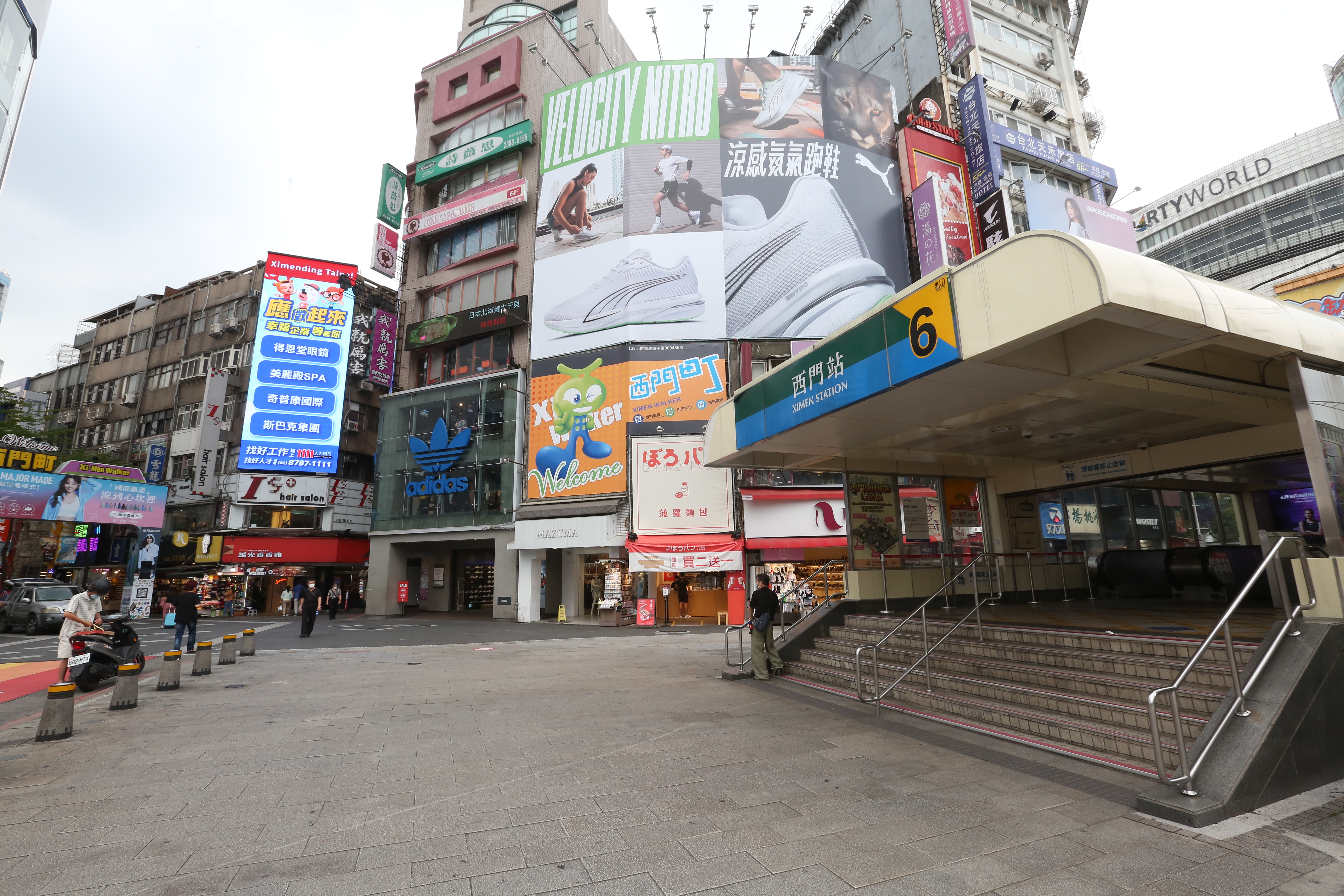網友因女友不敢獨自坐車到捷運站，氣得在臉書抱怨。（本刊資料照）
