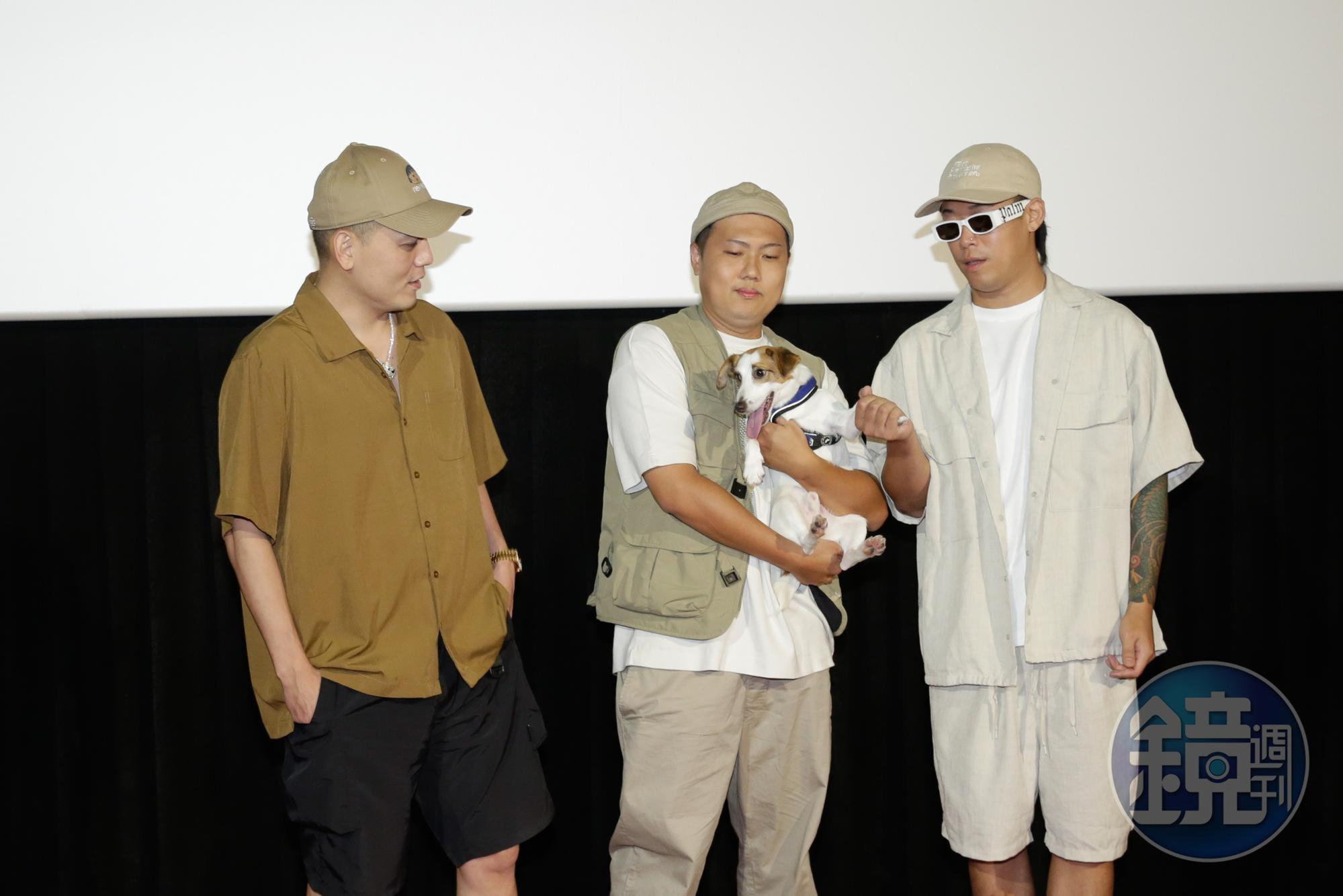 3人領養的愛犬阿弟很搶風頭。