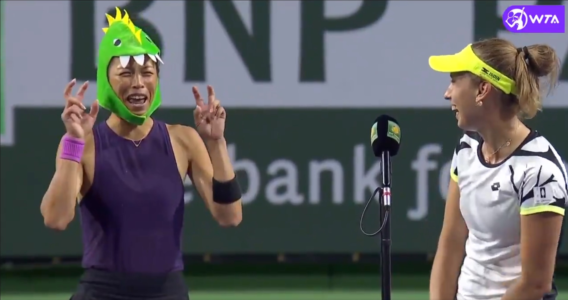 謝淑薇與梅藤絲晉級印地安泉女雙四強，賽後她戴著恐龍頭驚喜受訪。（翻攝BNPPARIBASOPEN推特影片）