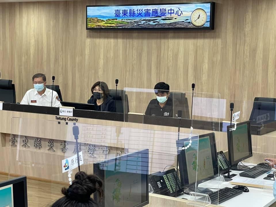 台東縣今宣布下午停止上班上課,縣民湧入饒慶鈴的臉書怒灌,不滿決策慢半拍。(翻攝自饒慶鈴臉書)