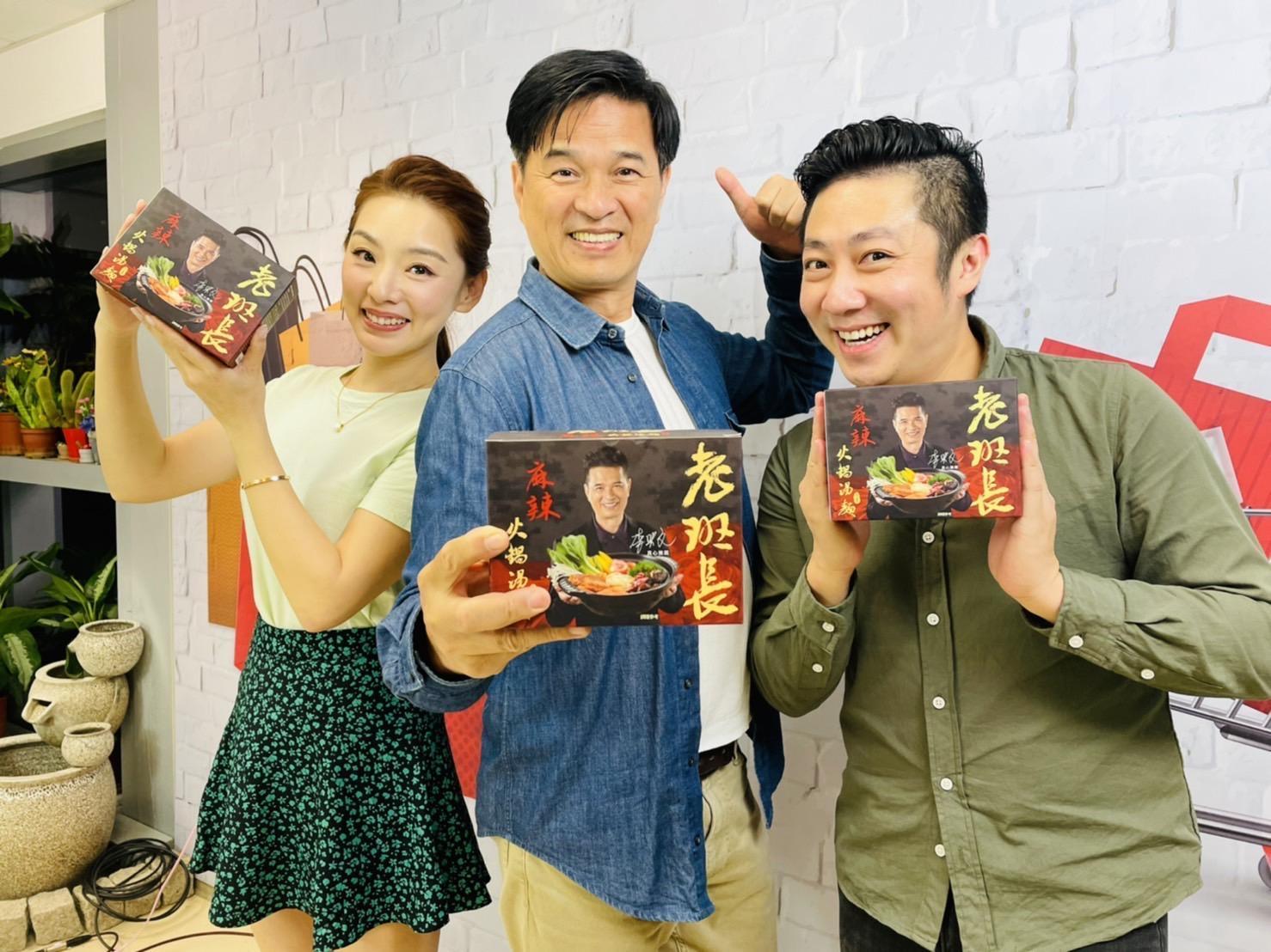 李興文上《鳳凰直播》賣麵,艾成和賴芊合吃到停不下來。(民視提供)