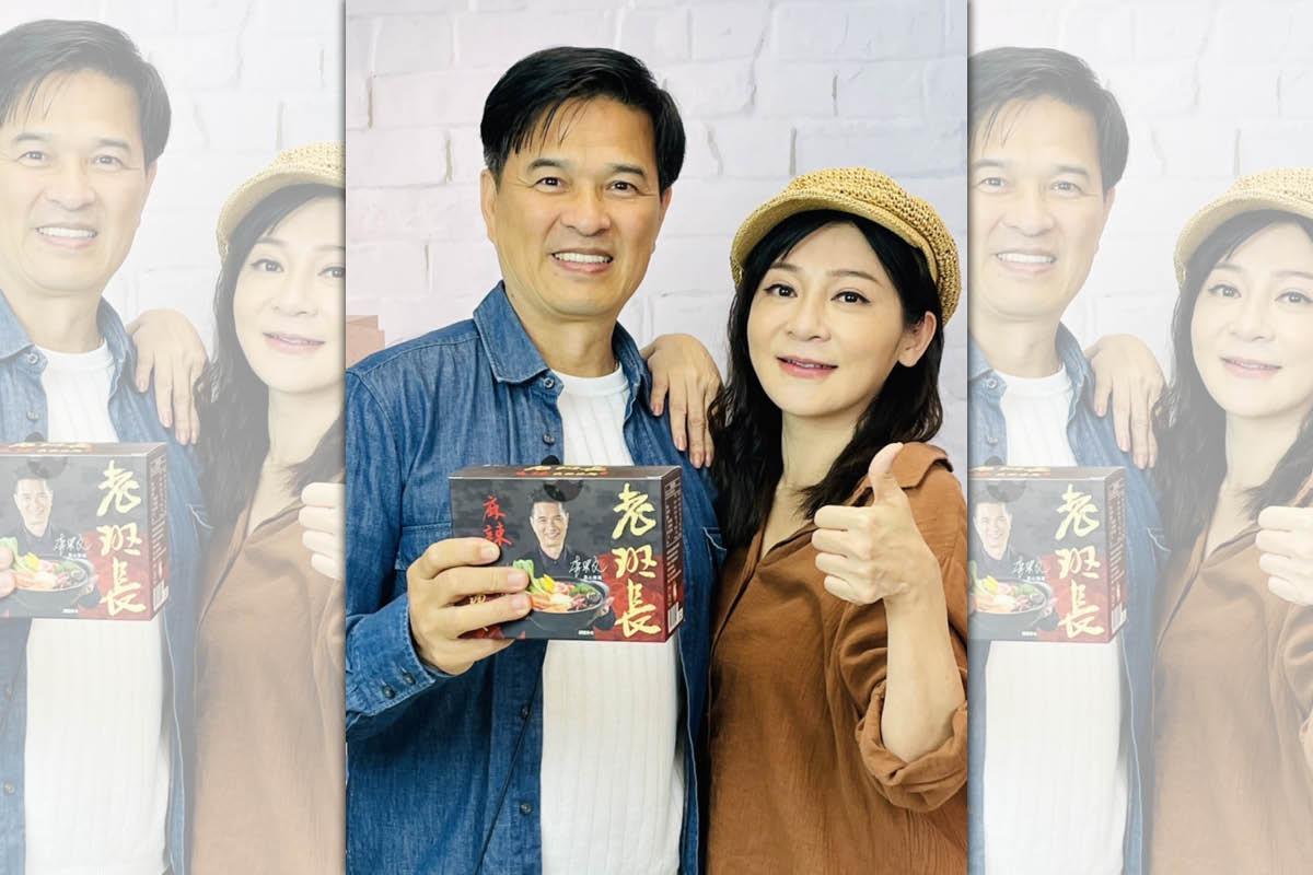 李興文(左二)到鳳凰直播《艾吃鬼》宣傳自家代言的麻辣湯麵,王彩樺開心亂入直播。(民視提供)