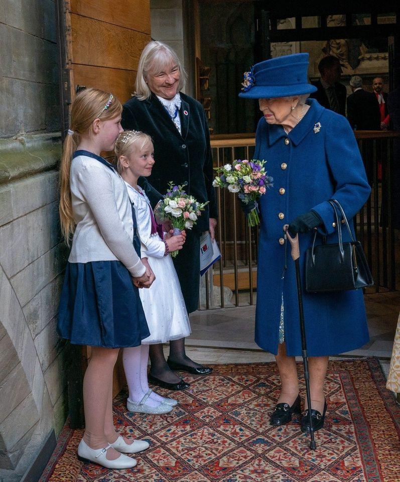 英國女王第一次在公開場合拄拐杖走路。（翻攝The Royal Family臉書）