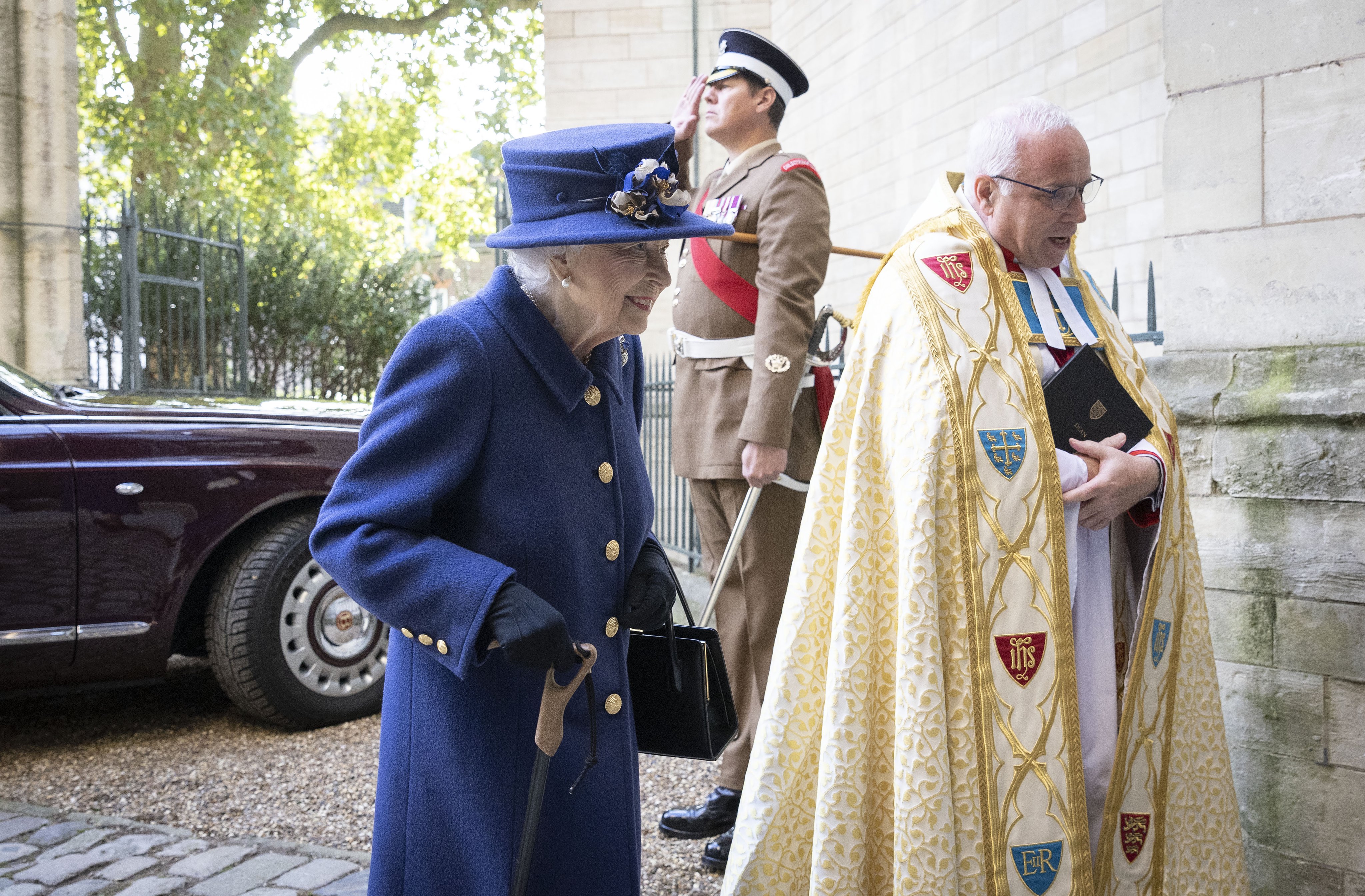 英國女王伊莉莎白二世昨到西敏寺參加活動，手上拄著拐杖。（翻攝PoppyLegion推特）