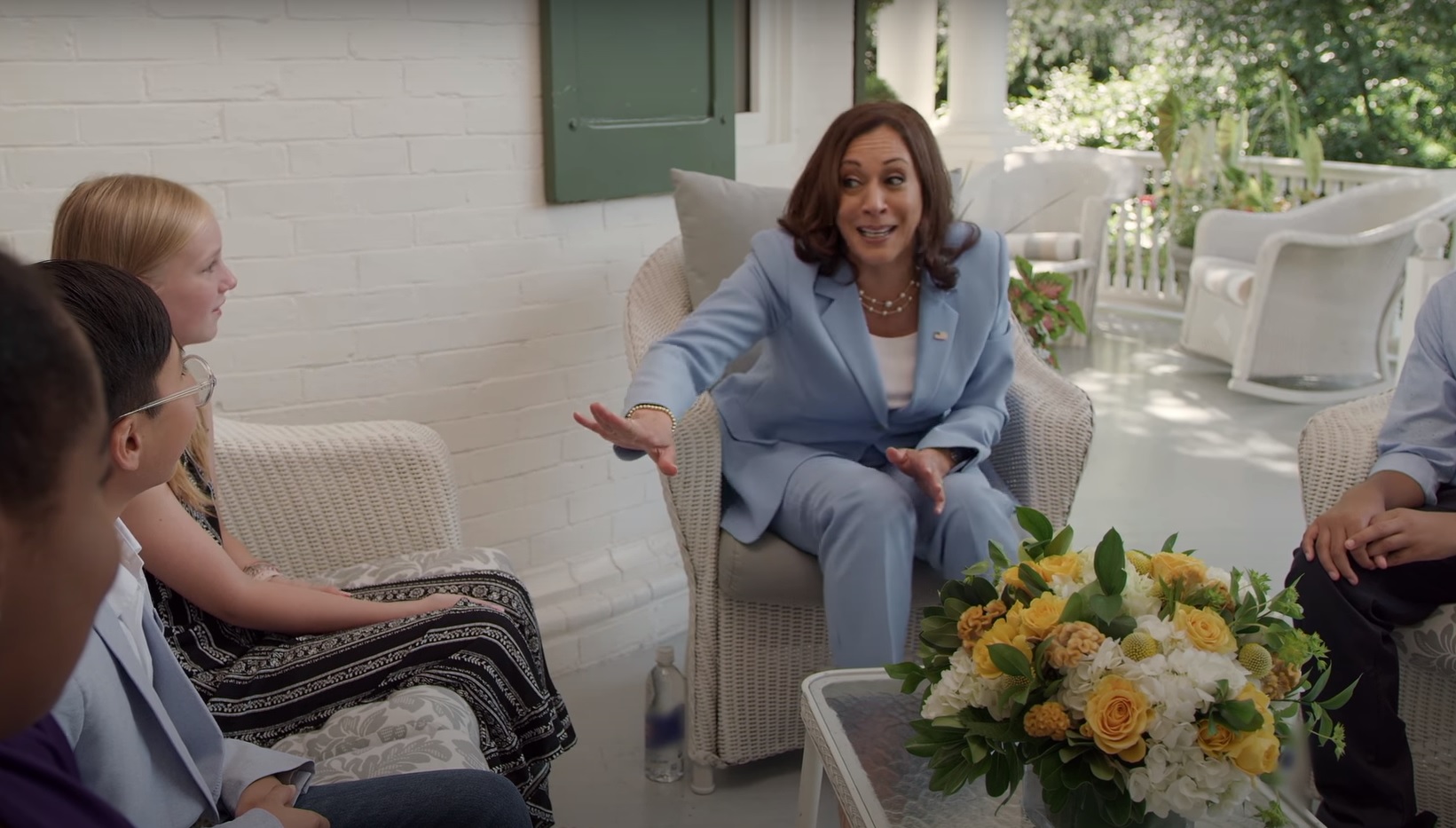 賀錦麗與孩子們暢聊宇宙的奧妙，表情相當浮誇。（翻攝NASA影片）