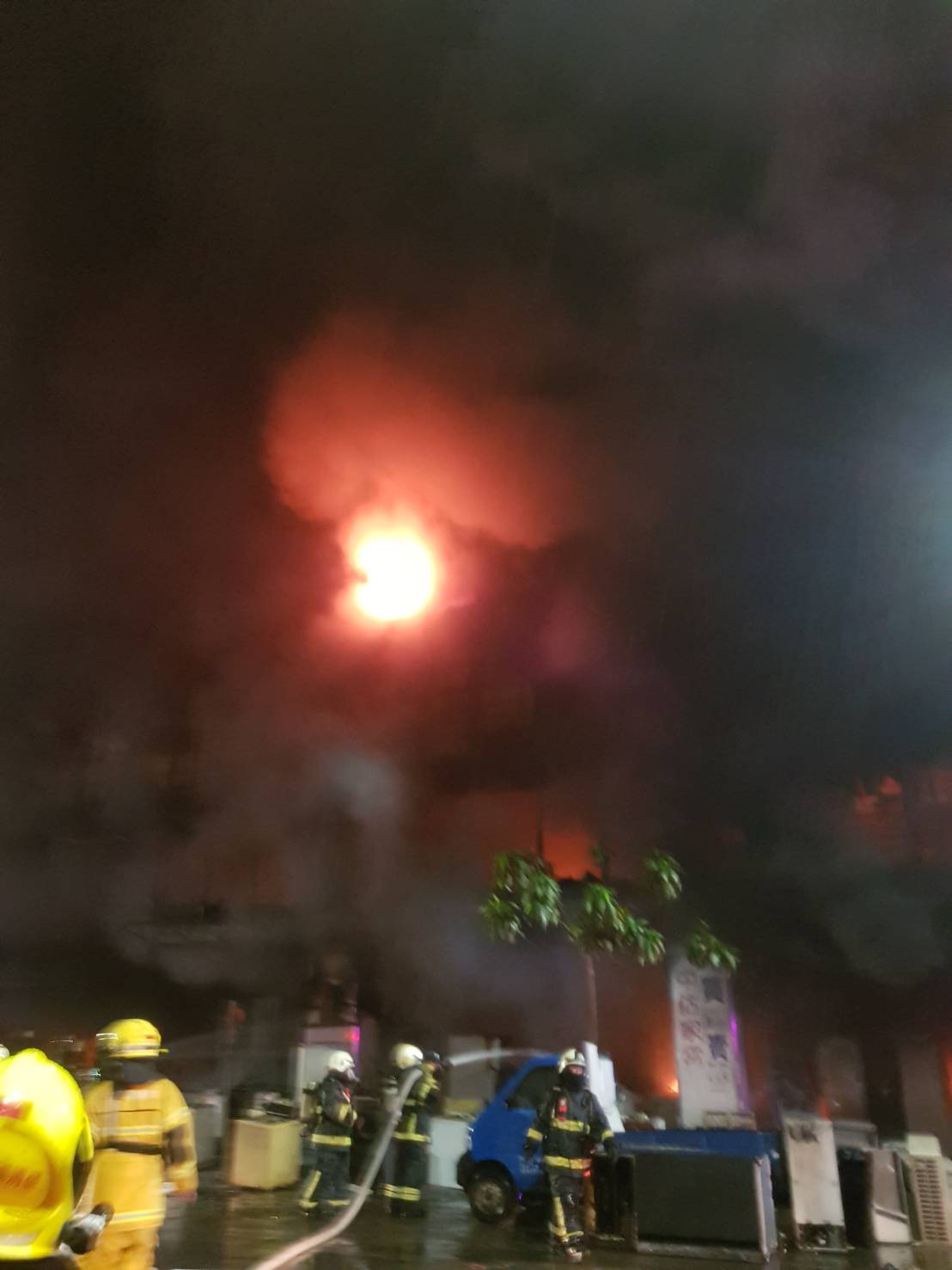 高雄市城中城社區發生大火,警消全力灌救。(翻攝畫面)