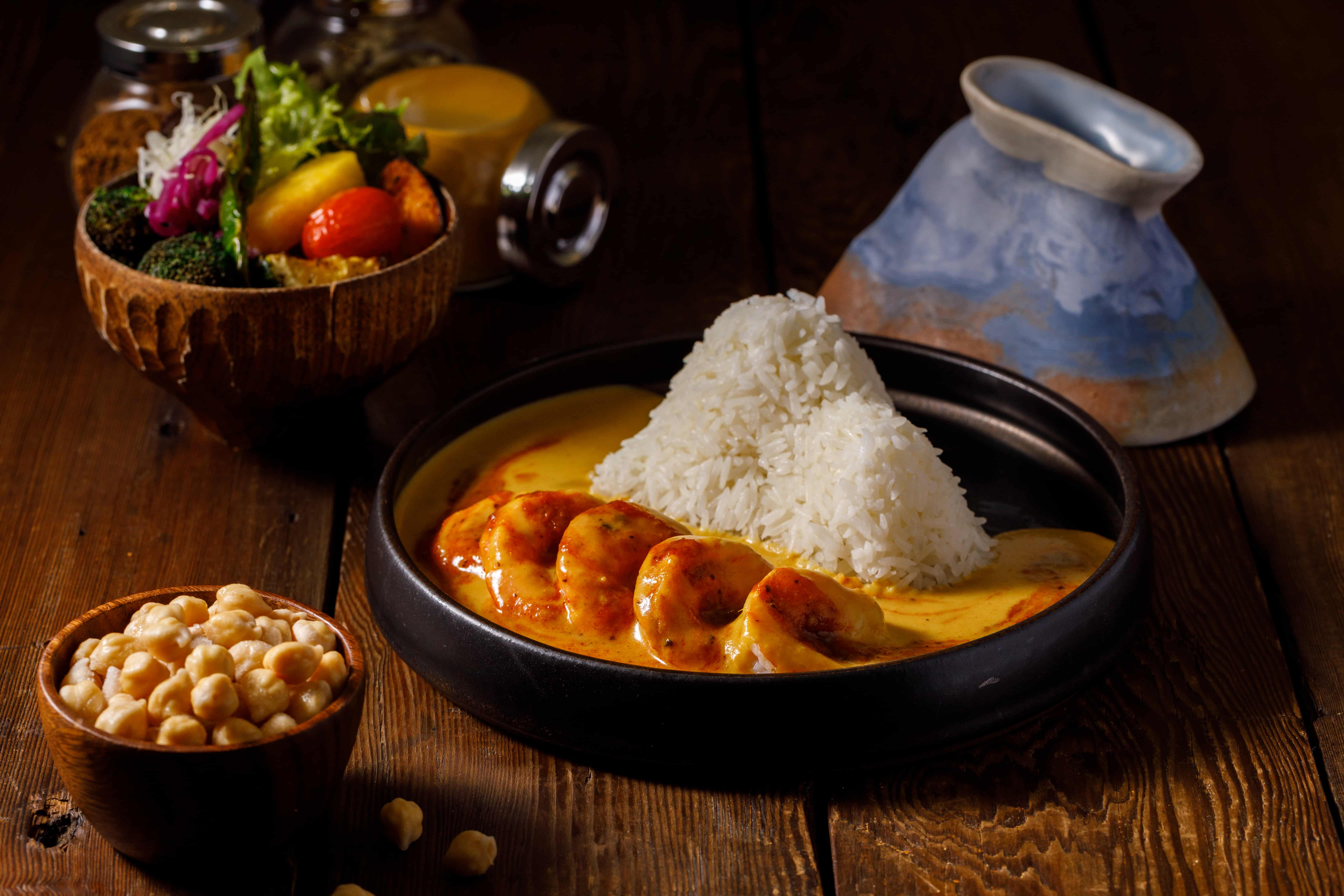 海鮮香氣滿郁的「鮮蝦蟹醬黃咖哩山飯」，醬汁滑順富層次感，肥美鮮蝦一字排開讓海味控好過癮。（339元／份）