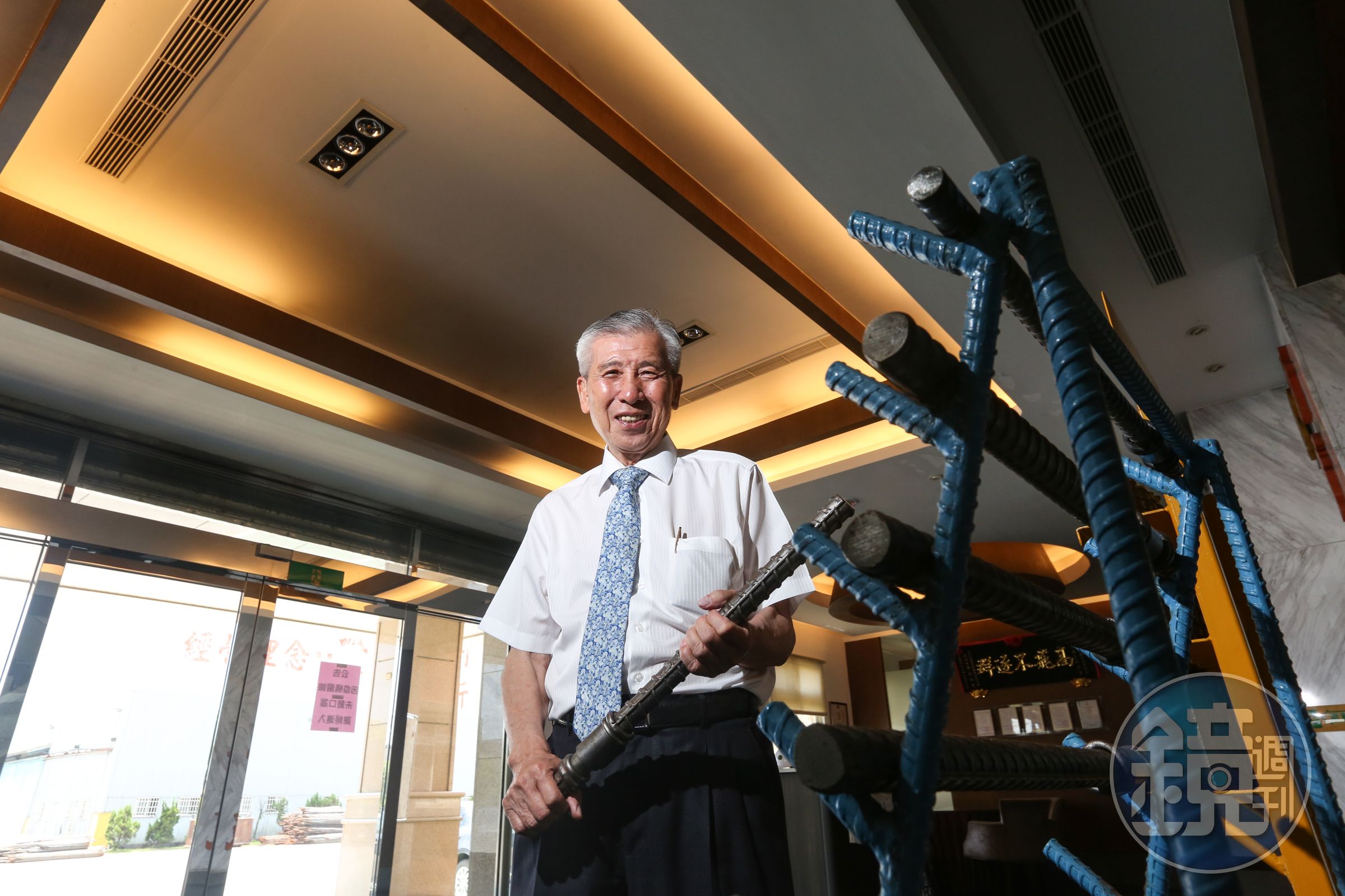 王信豐48年前創立宜聯鋼鐵，善用蘇澳港進口鋼胚，生產建築用竹節鋼筋，他把生產事業當作服務業經營，除了追求獲利，也希望創造更多附加價值。