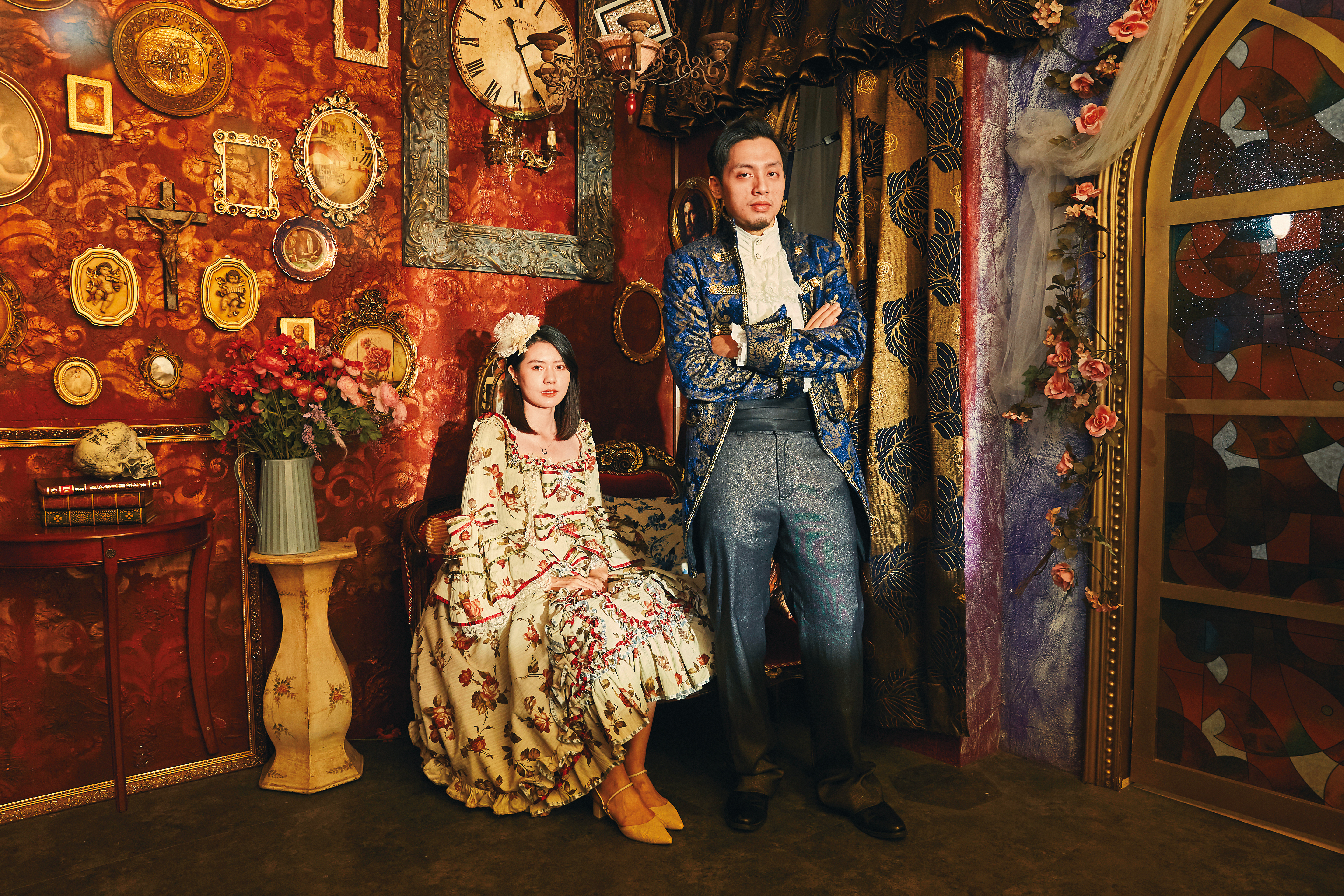 實境角色扮演遊戲俗稱劇本殺,參與者藉由身歷其境的演出,體驗不同人生。