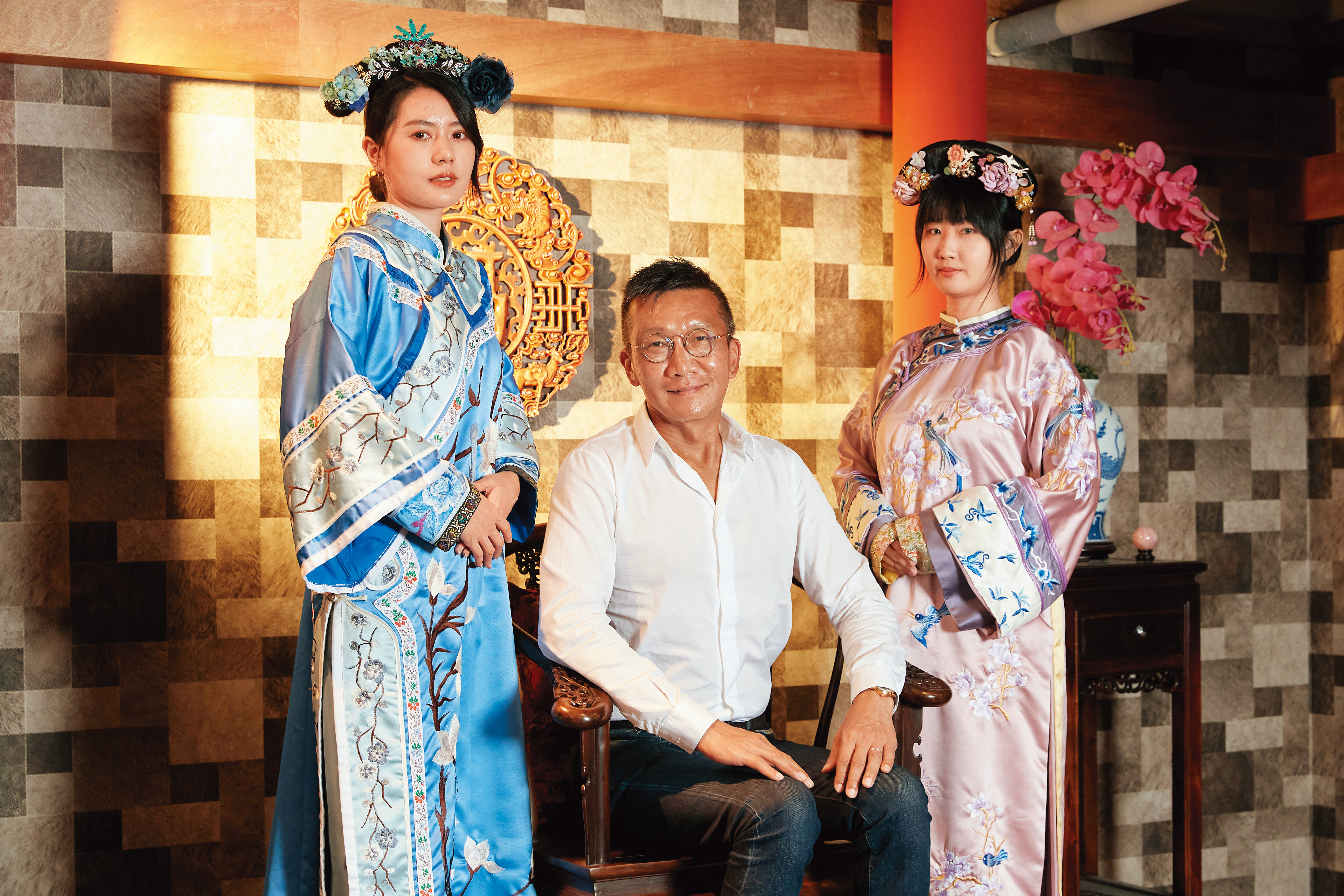 王冠中(中)坦言,現階段必須從中國大陸購買劇本、滿足玩家需求,但兩岸文化價值觀不同是一大問題。