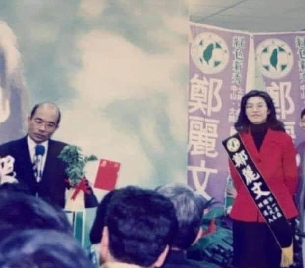 蘇貞昌(左)當年曾幫以民進黨身分參選的鄭麗文(右)站台。(翻攝網路)