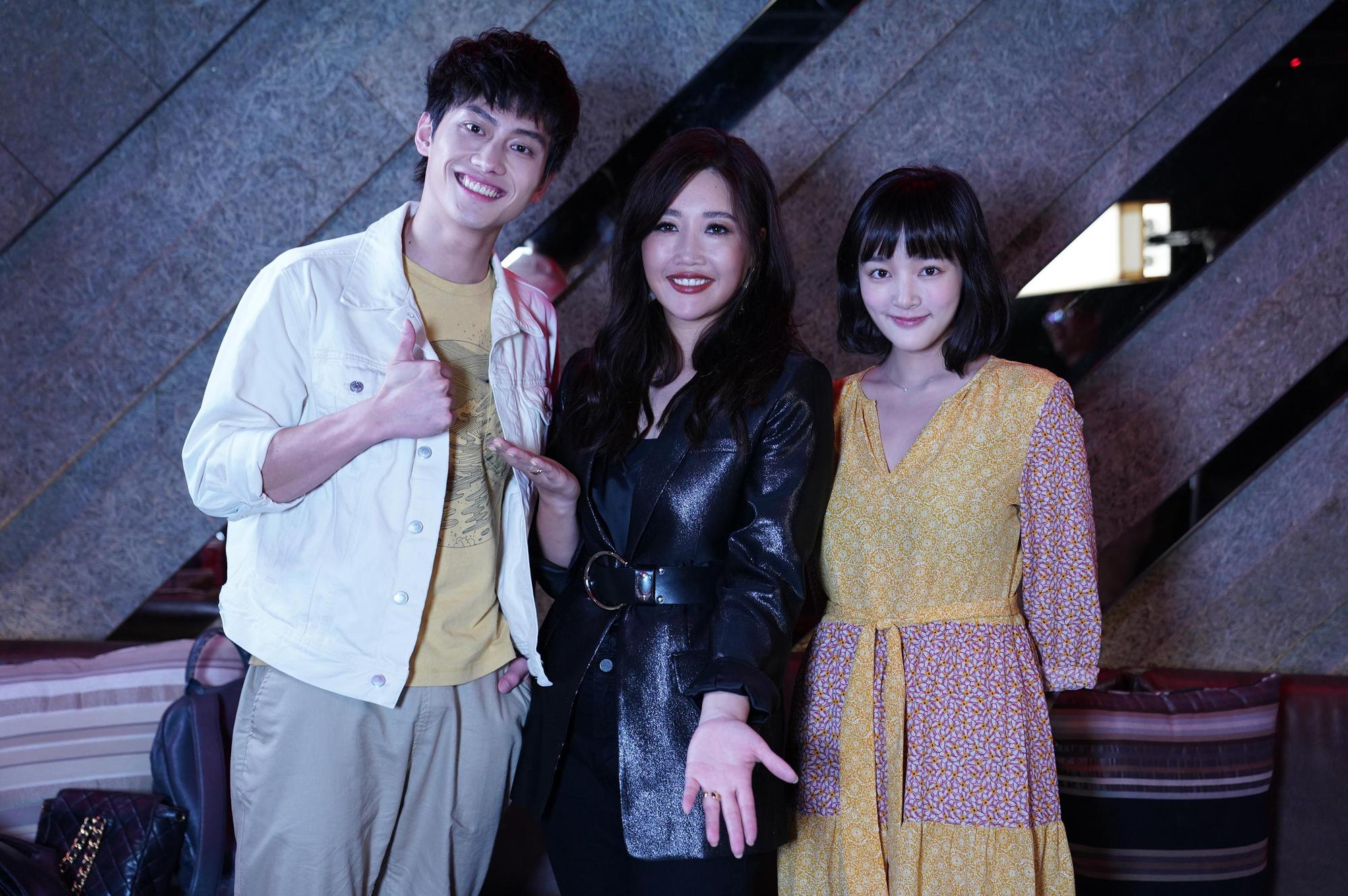 影集版《比悲傷更悲傷的故事》天后A-LIN(中)歌聲迷倒粉絲范少勳(左),王淨(右)受邀演唱會當嘉賓。(Netflix提供)