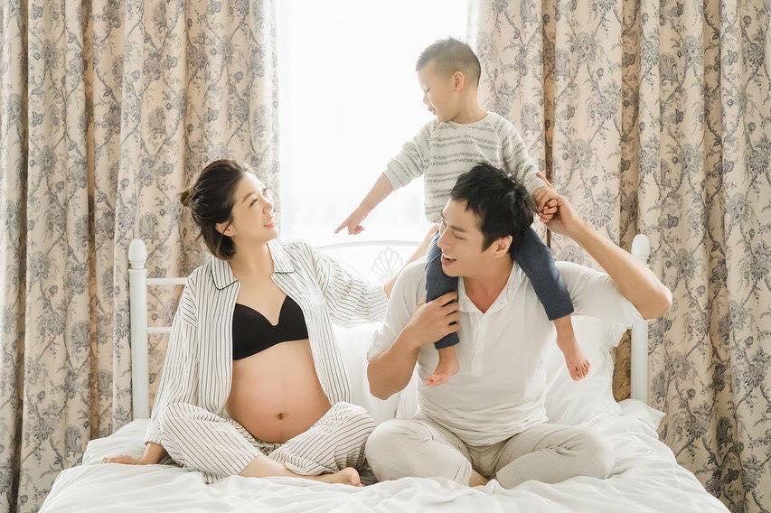 莊凱勛和老婆小安在生第二胎前曾拍全家福。(翻攝自Valerie · 小安臉書)