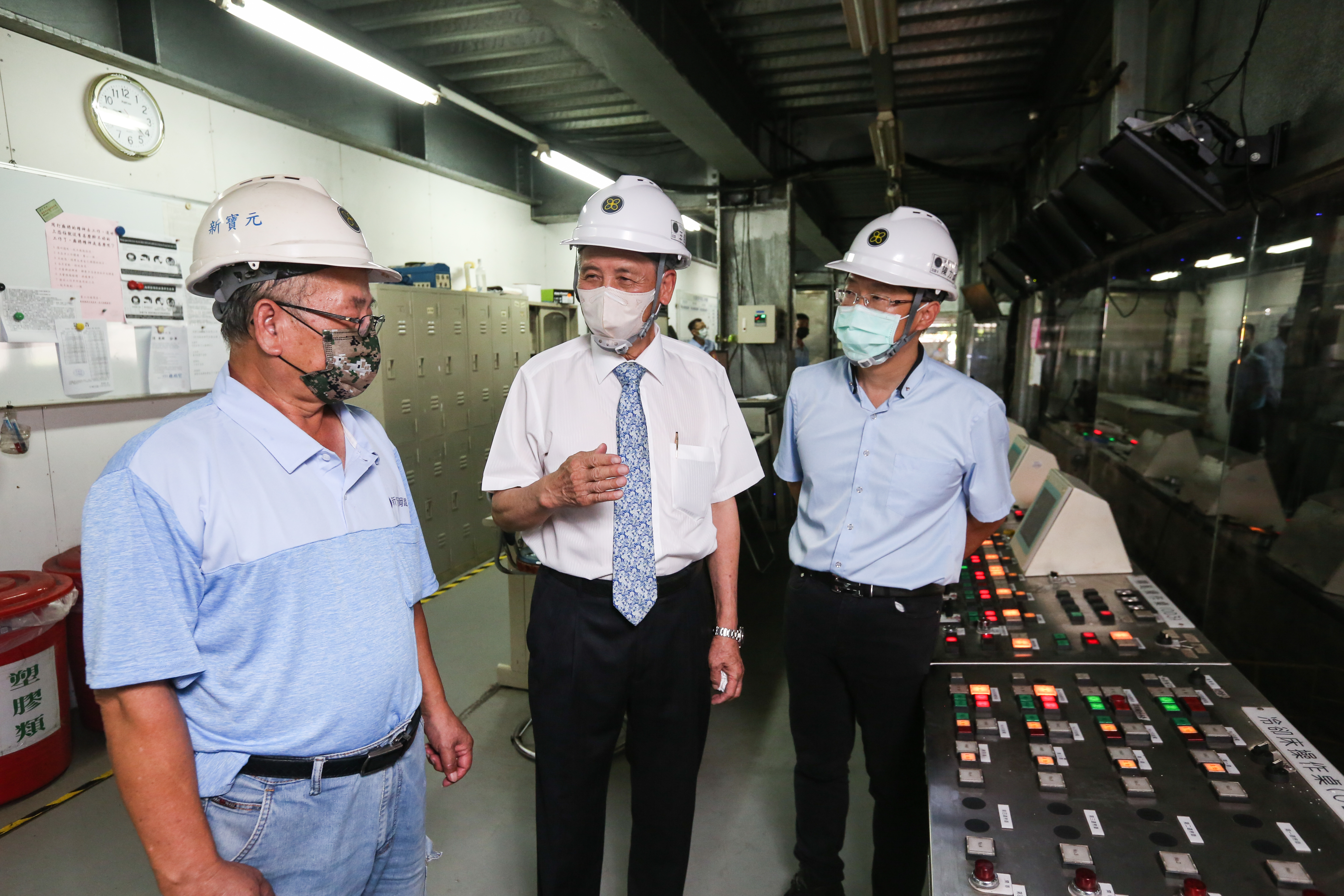 經營鋼鐵本業，王信豐（中）信奉日式管理，十分注重細節，靠著好品質與口碑站穩市場。