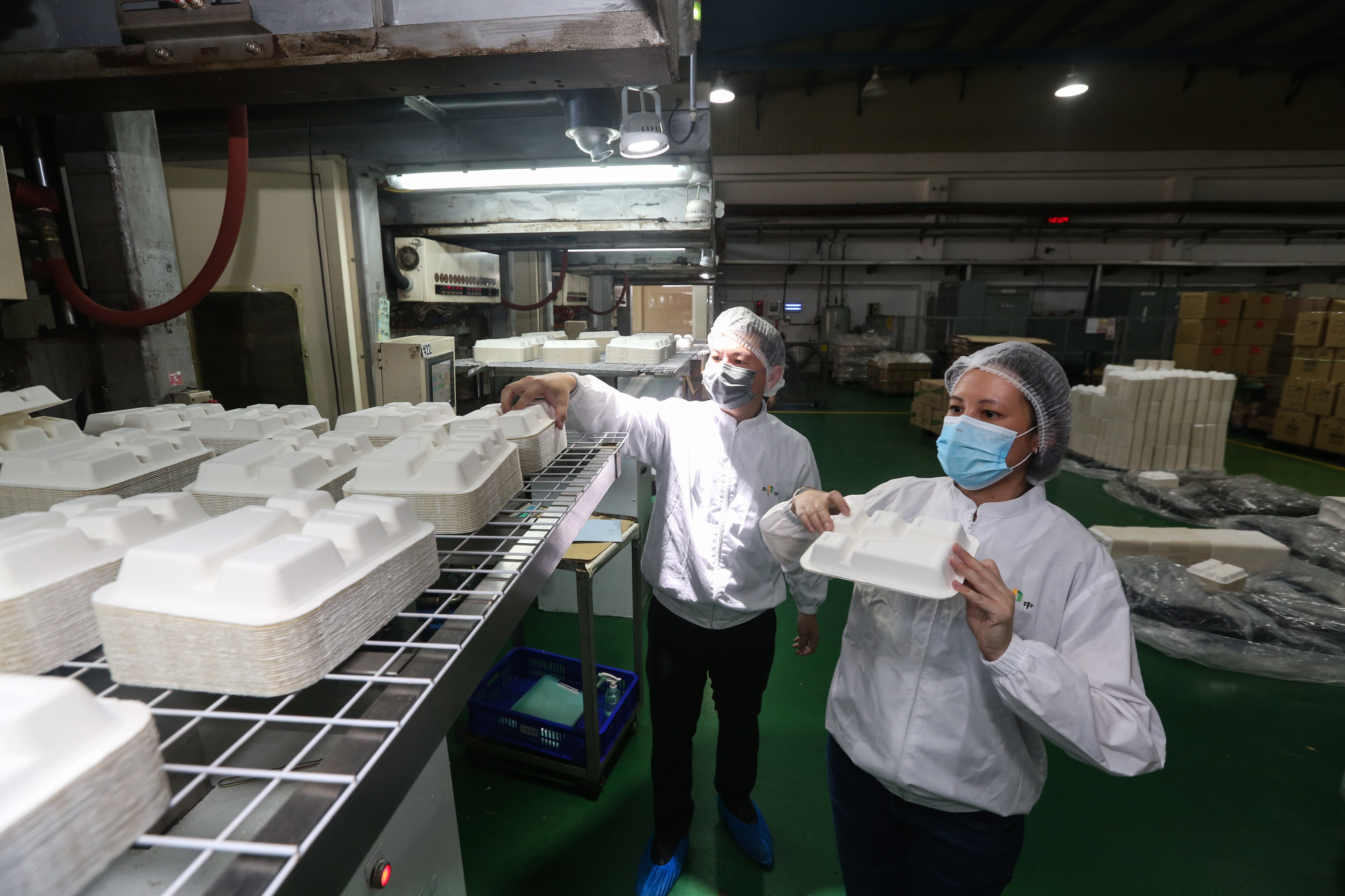 王信豐入主民營化的興中紙業後，看準政府推動減塑政策，轉而切入紙塑餐盒、杯蓋產品。