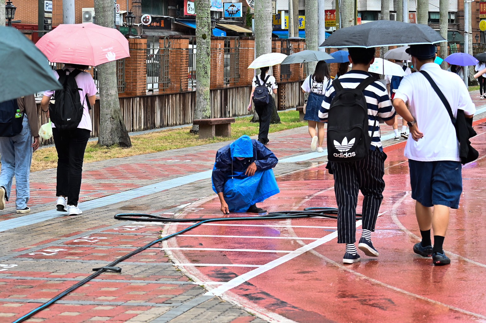 校方在教育部長表態後派出人員將停車格塗銷。(新聞人報社提供/陳昱凱攝)