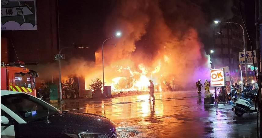 高雄城中城大樓今日凌晨發生大火，造成多人傷亡。（翻攝自高雄人大小事臉書）