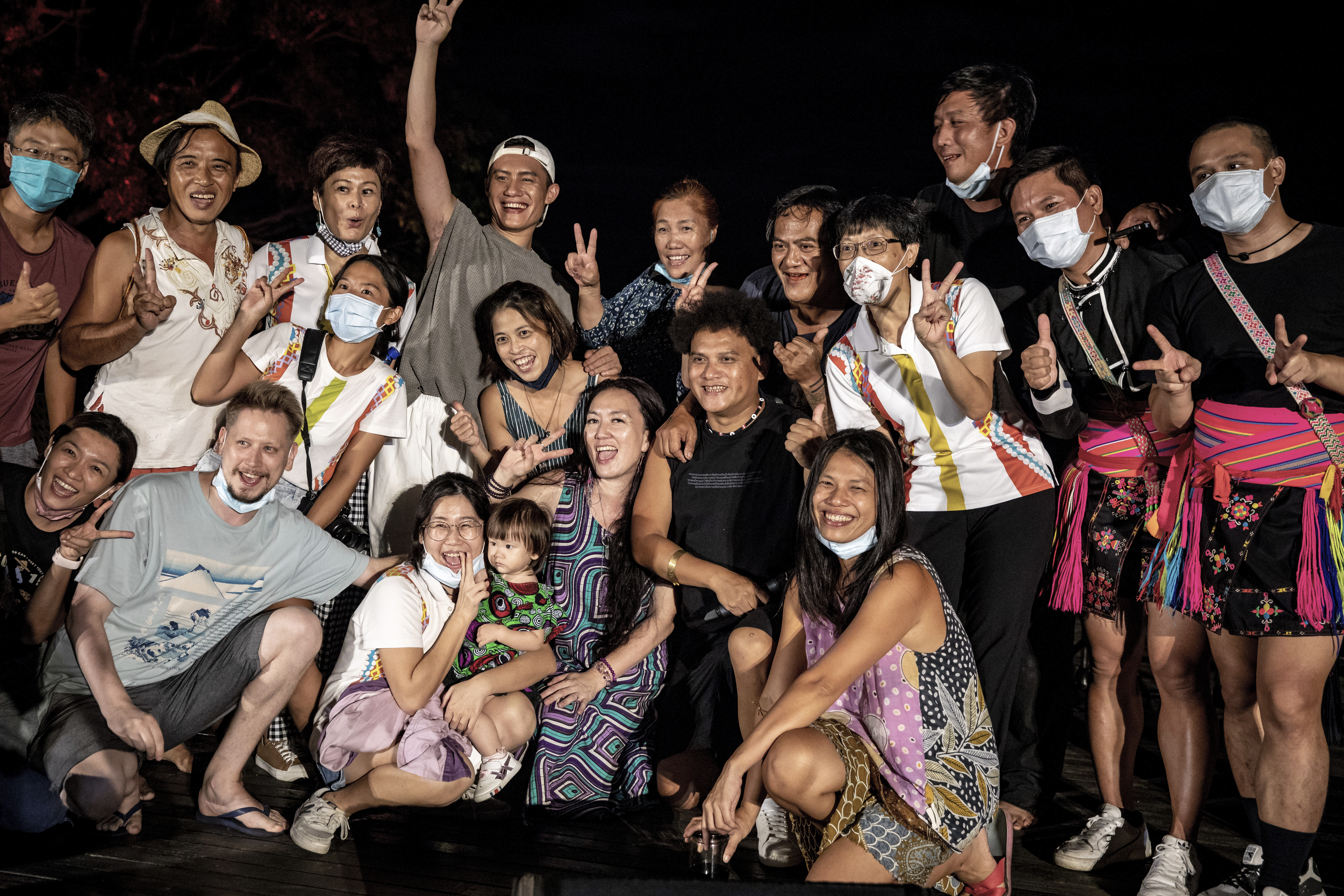 桑布伊與月光海音樂會的音樂家、藝術家們合影。