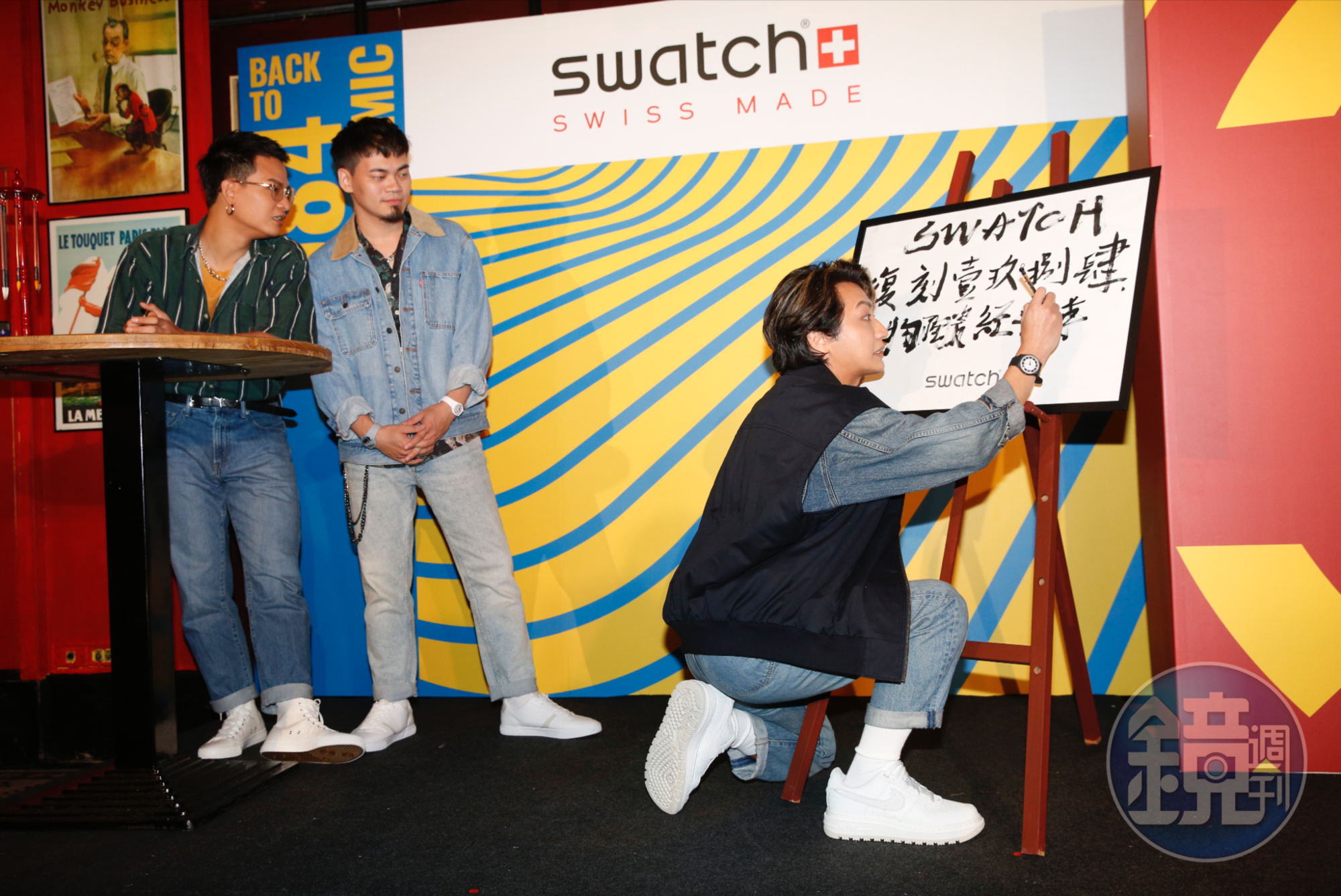 3人用書法寫出「復刻壹玖捌肆生物陶瓷材質經典重現」,結果阿德(右)在「重」字凸槌。