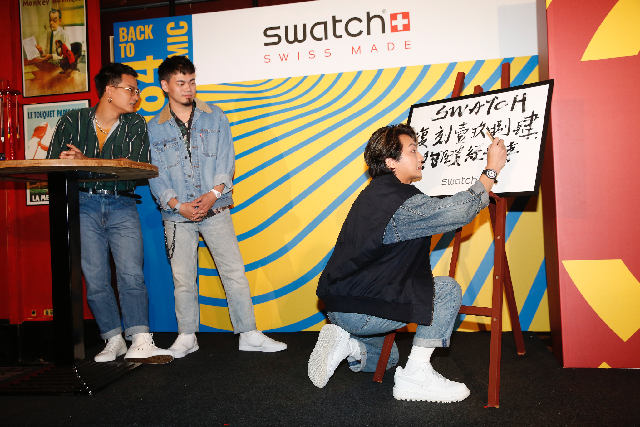 3人用書法寫出「復刻壹玖捌肆生物陶瓷材質經典重現」，結果阿德（右）在「重」字凸槌。